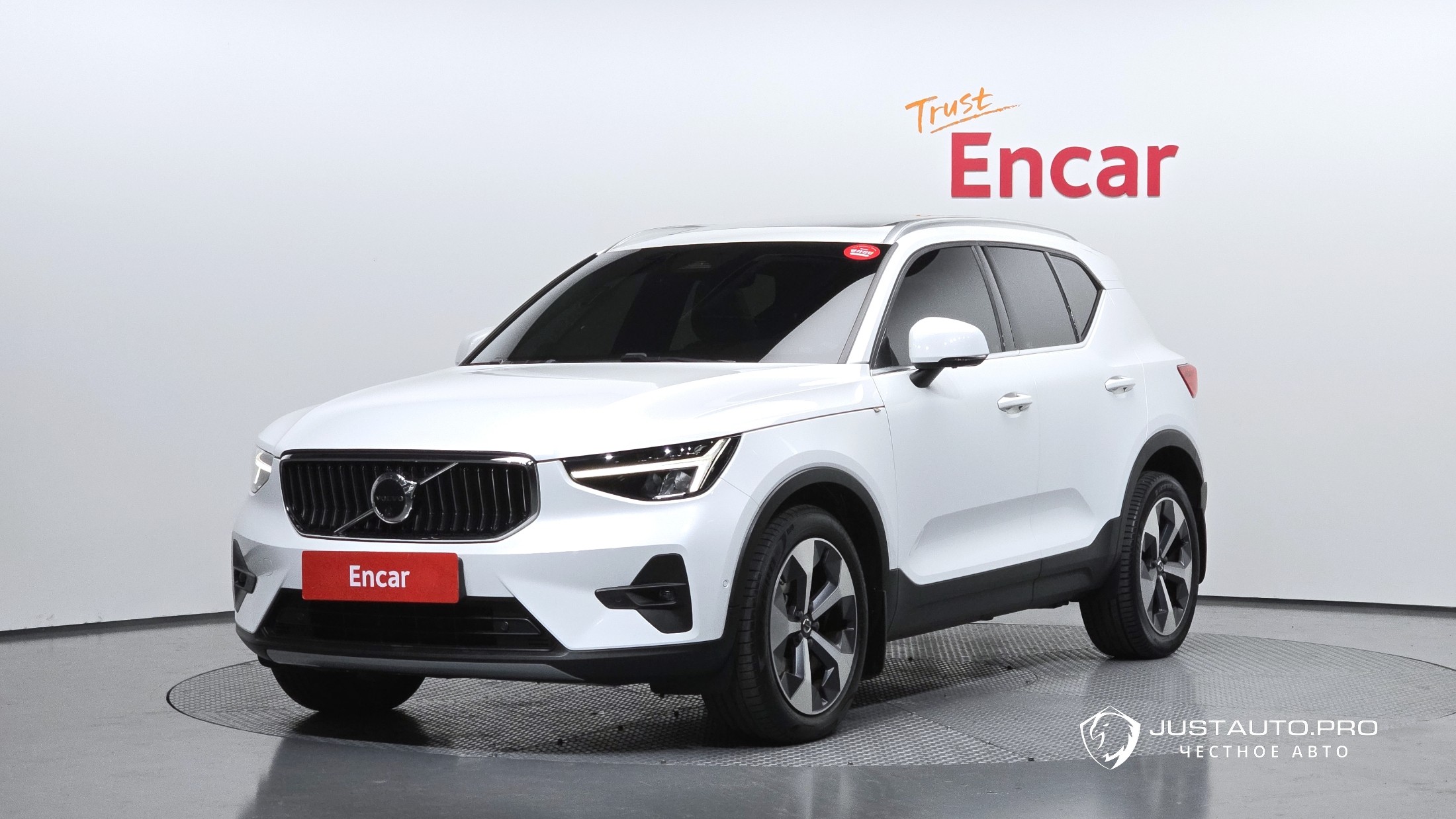 Автомобиль Volvo XC40