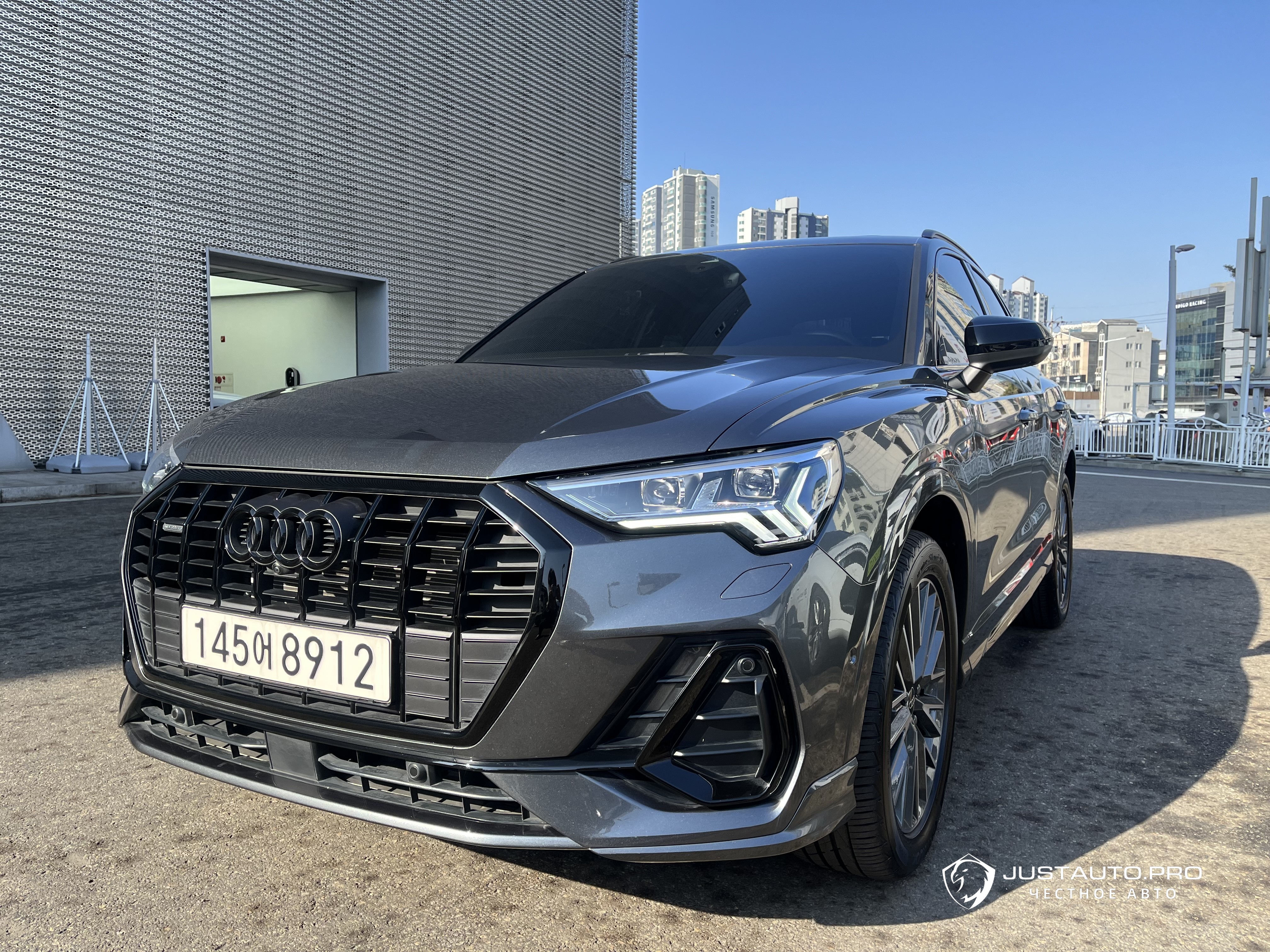 Автомобиль Audi Q3
