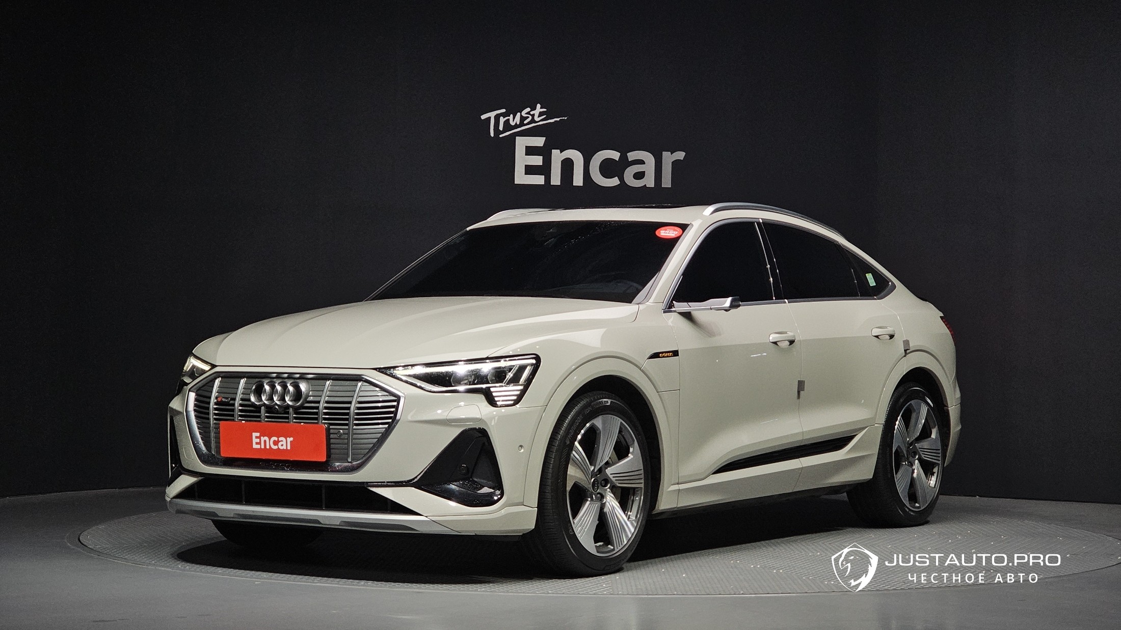 Автомобиль Audi e-tron