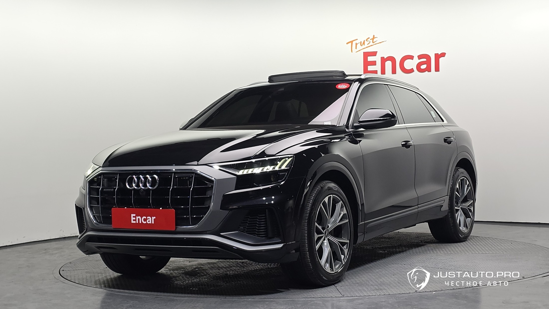 Автомобиль Audi Q8
