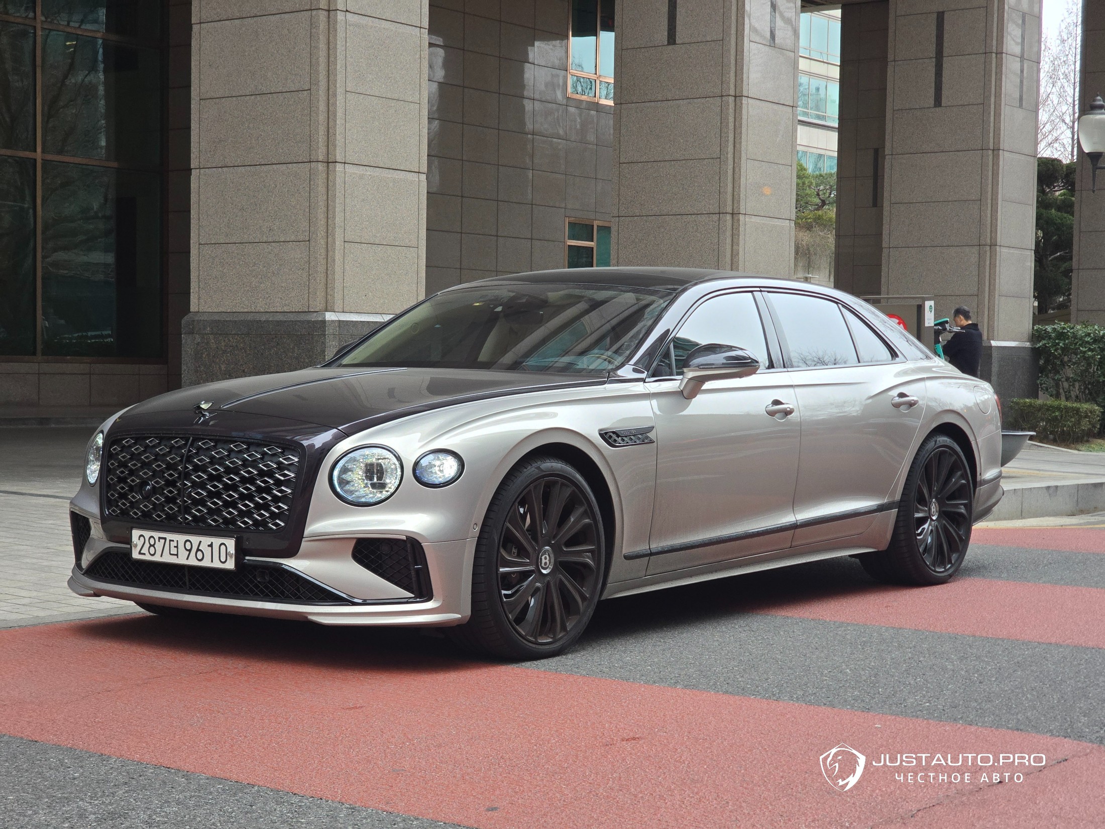 Автомобиль Bentley Flying Spur