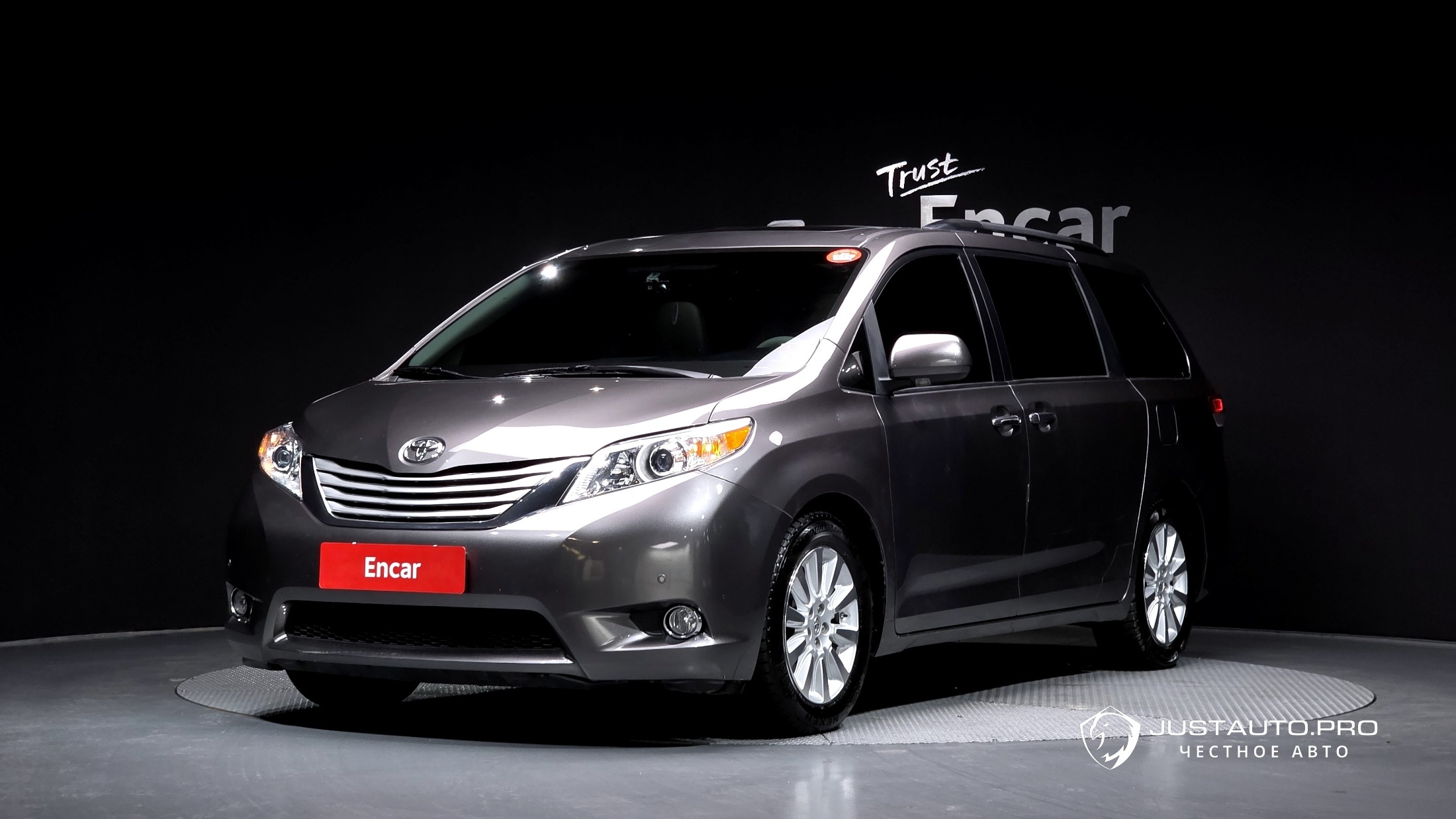 Автомобиль Toyota Sienna