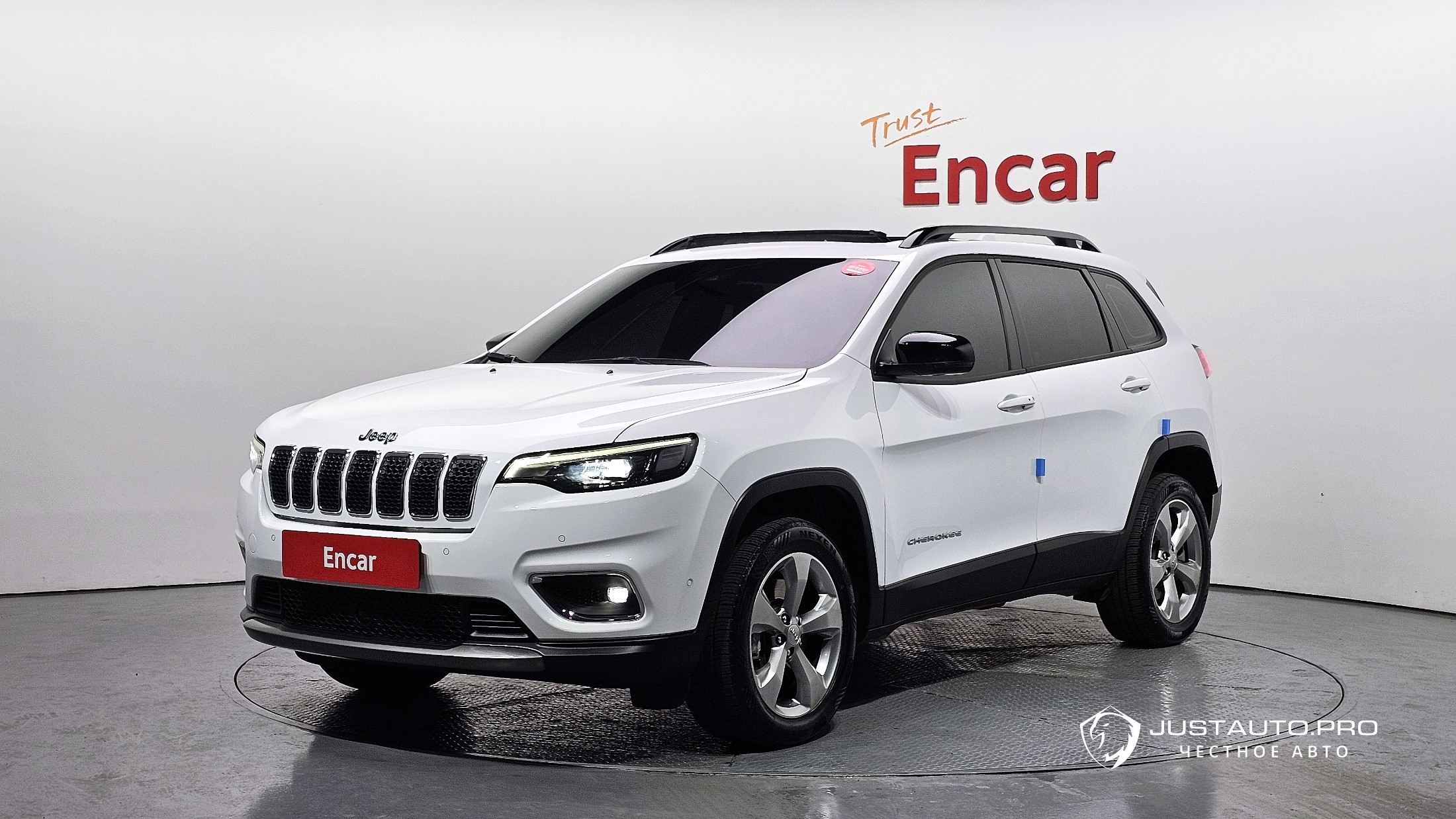 Автомобиль Jeep Cherokee