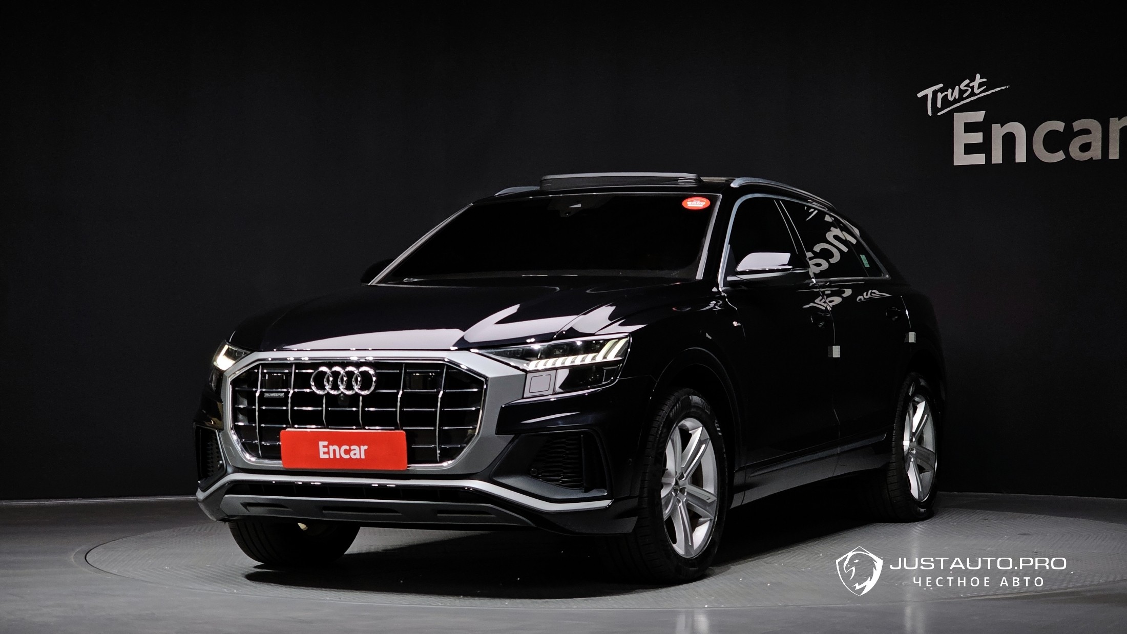 Автомобиль Audi Q8