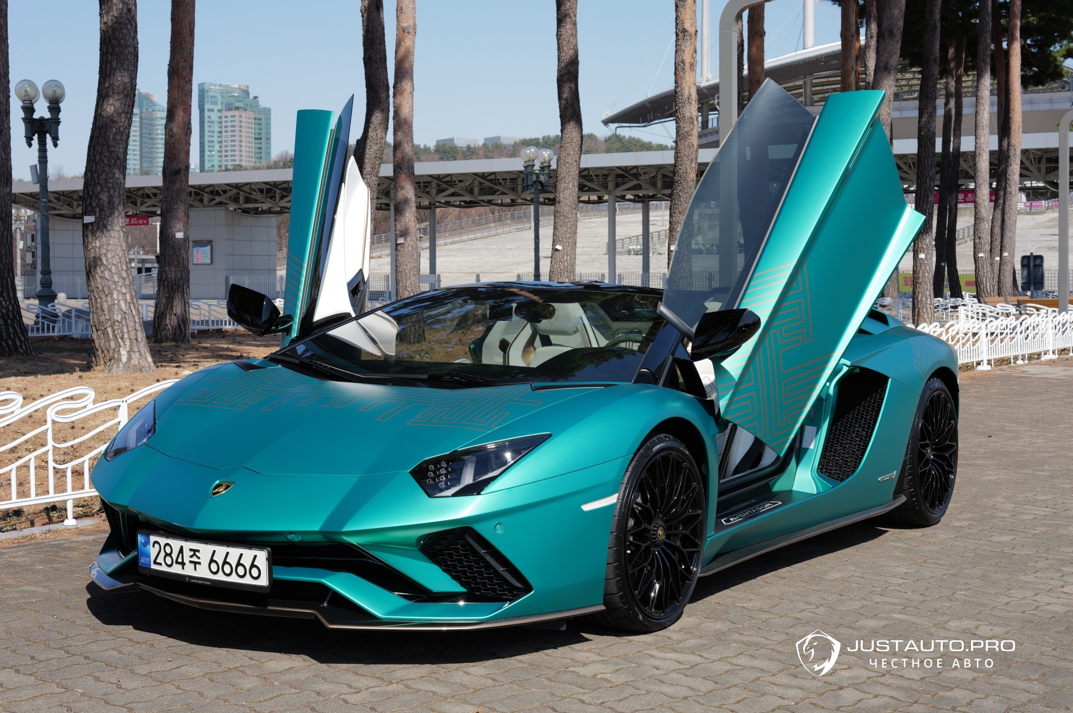 Автомобиль Lamborghini Aventador