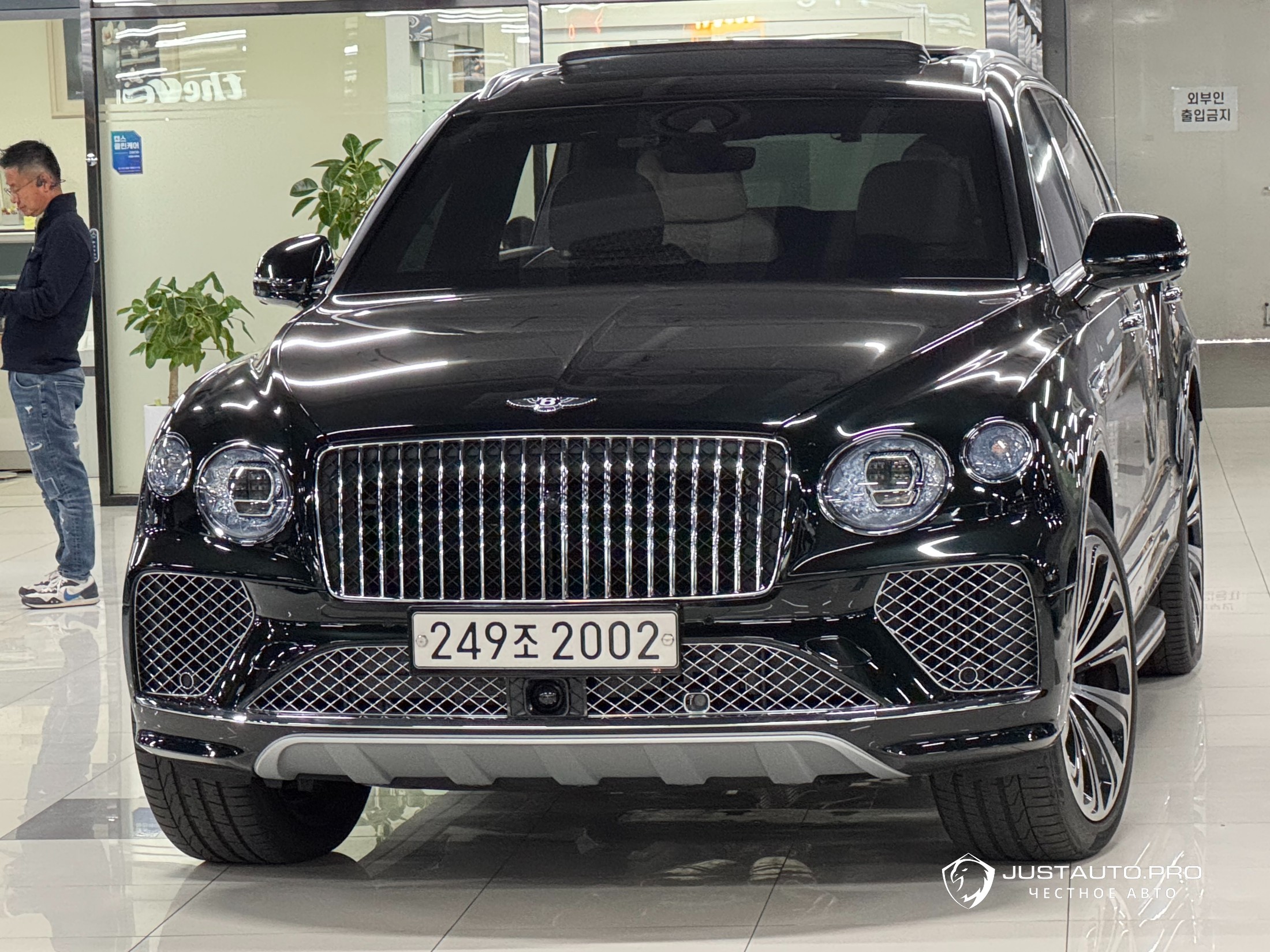Автомобиль Bentley Bentayga