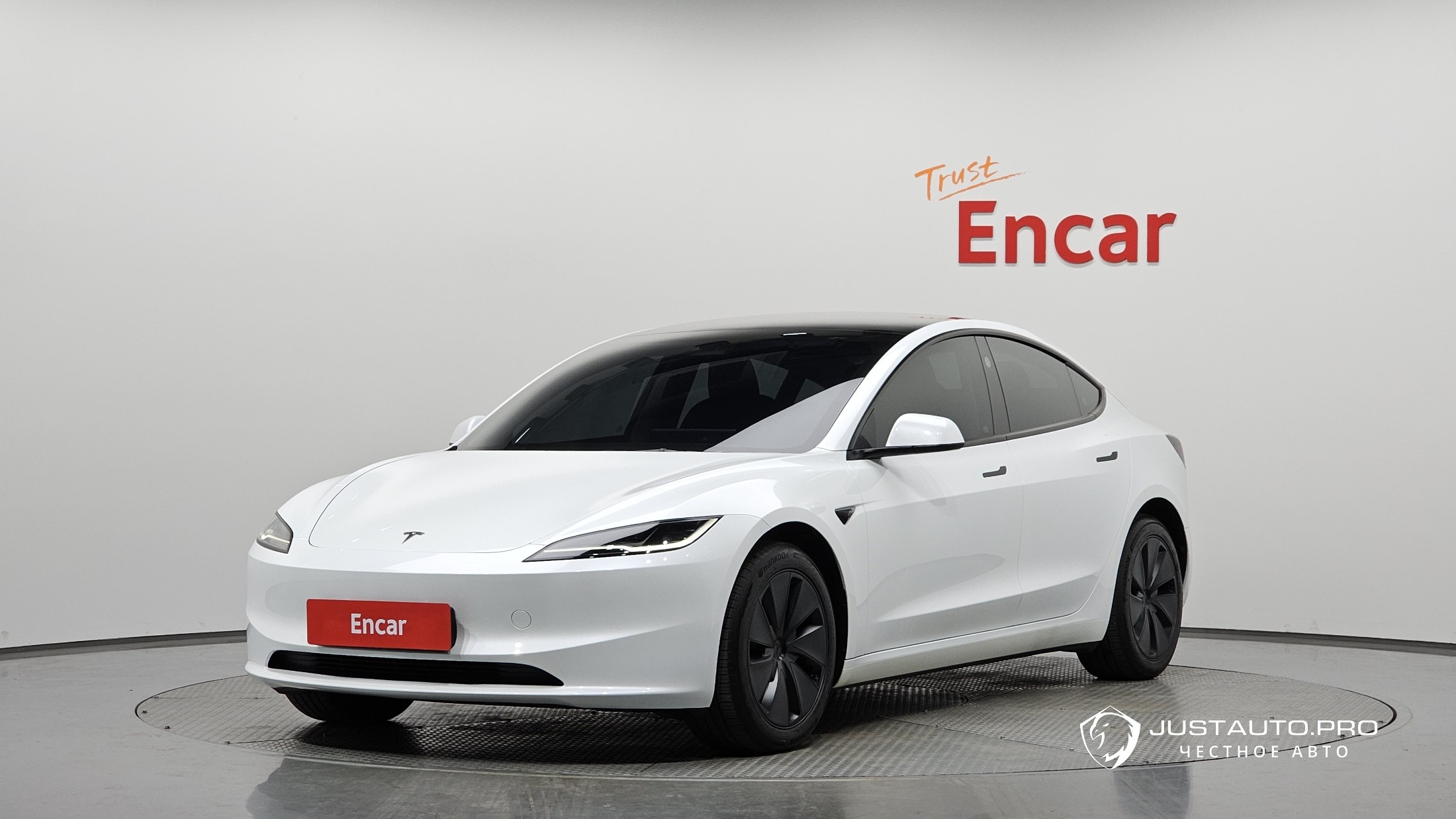Автомобиль Tesla Model 3