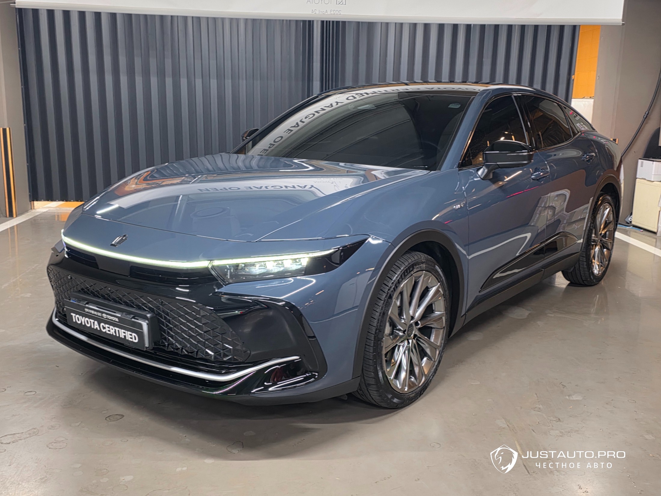 Автомобиль Toyota Crown