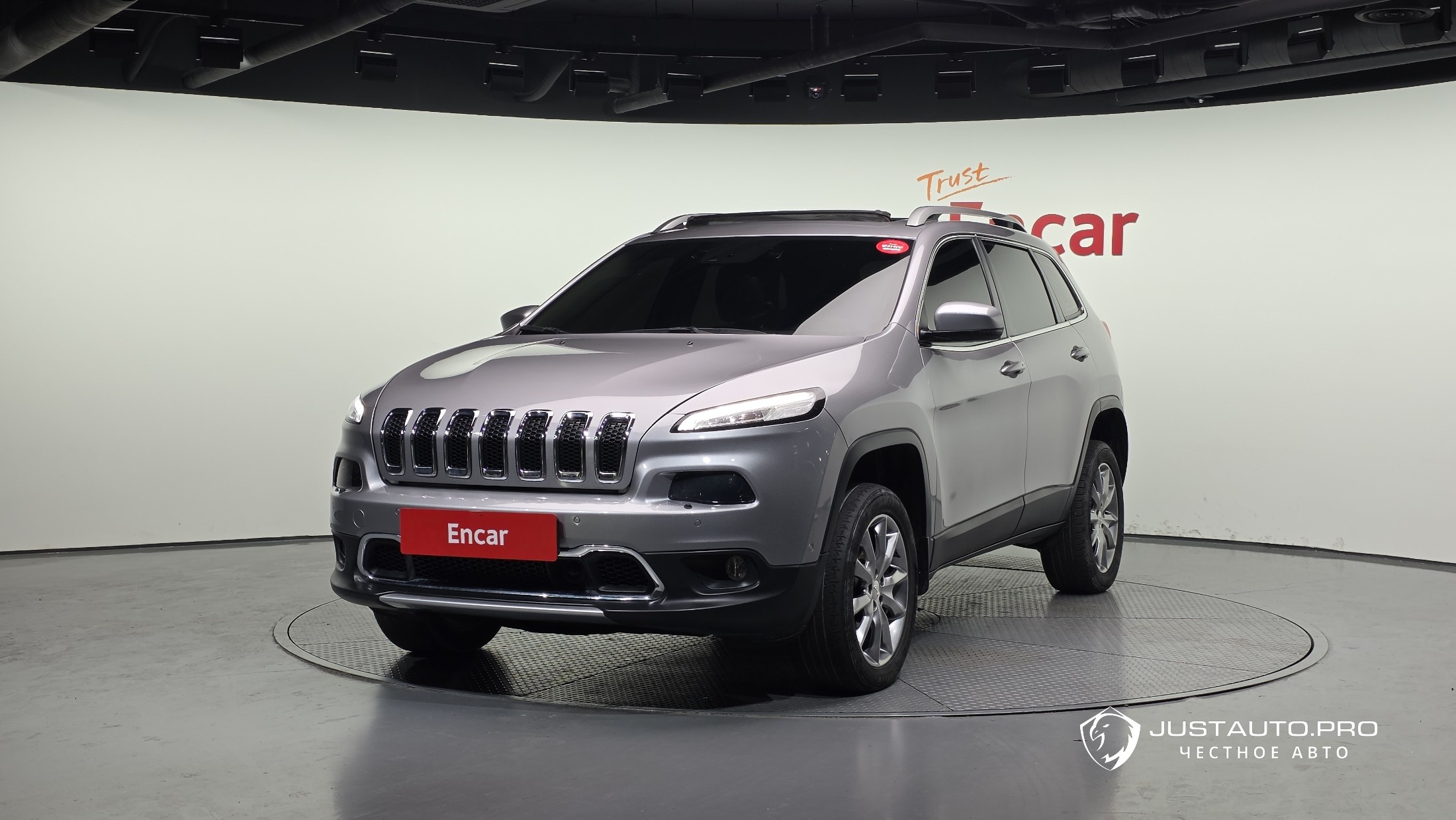 Автомобиль Jeep Cherokee