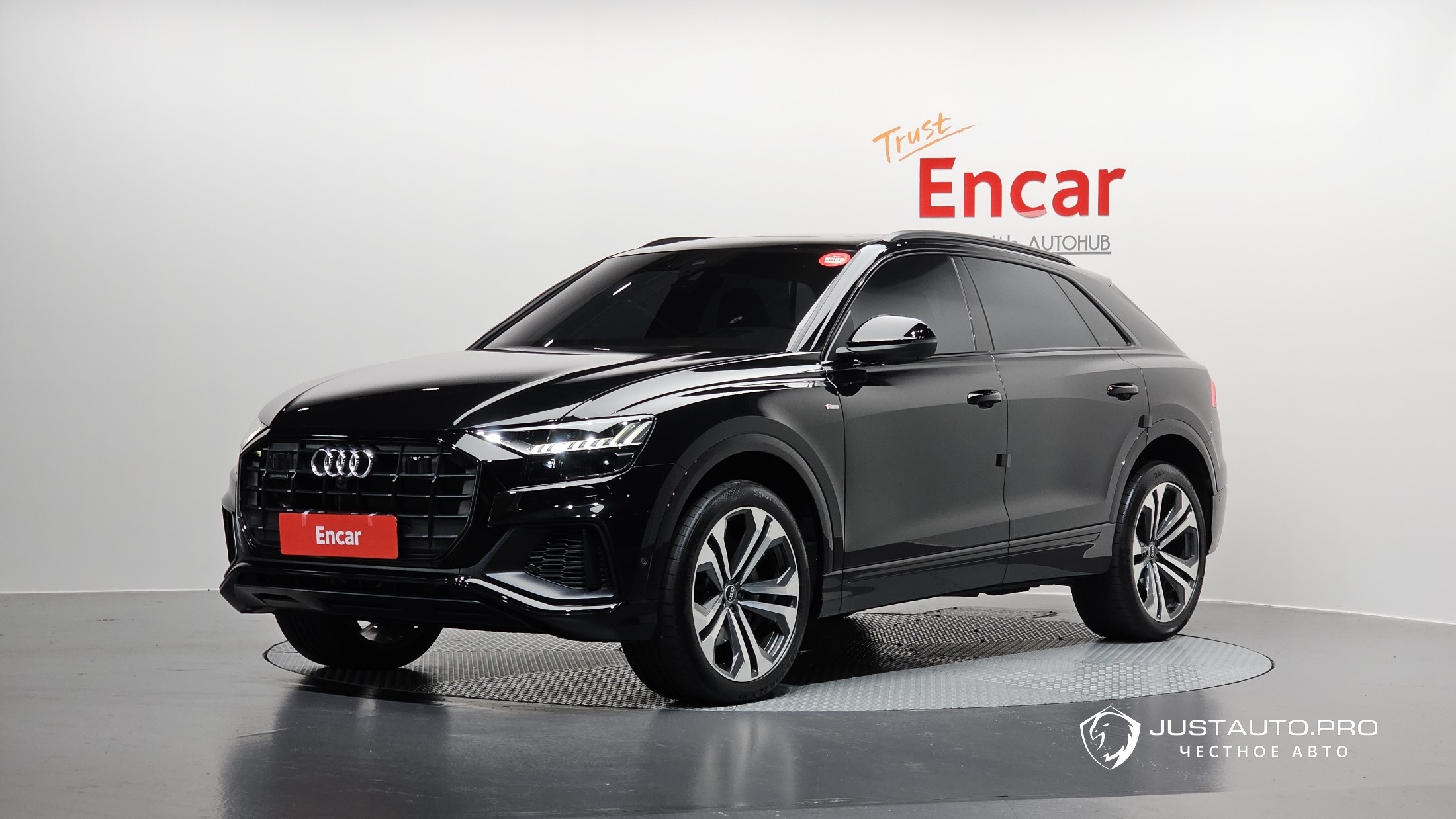Автомобиль Audi Q8