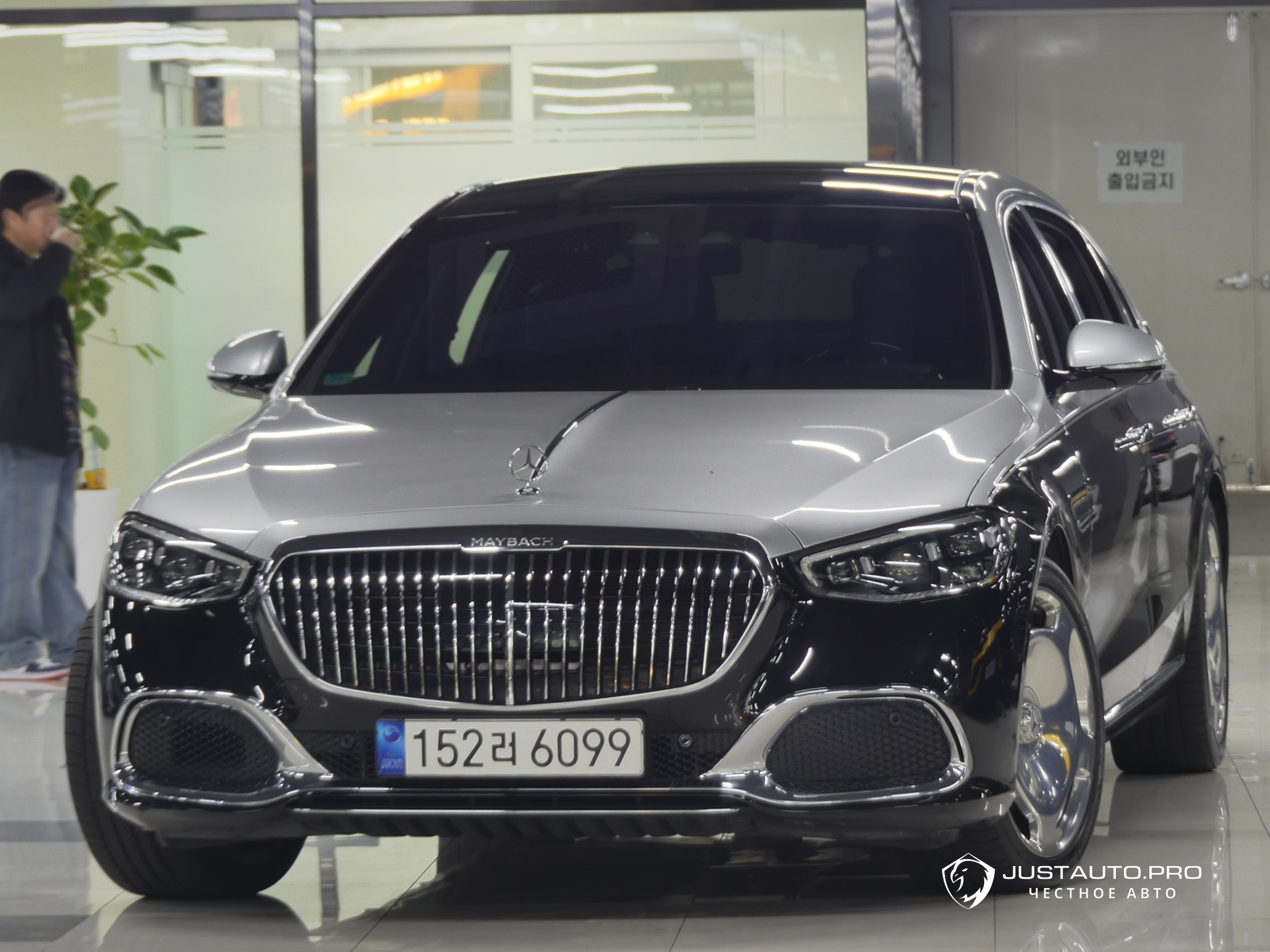 Автомобиль Mercedes-Benz S-Class