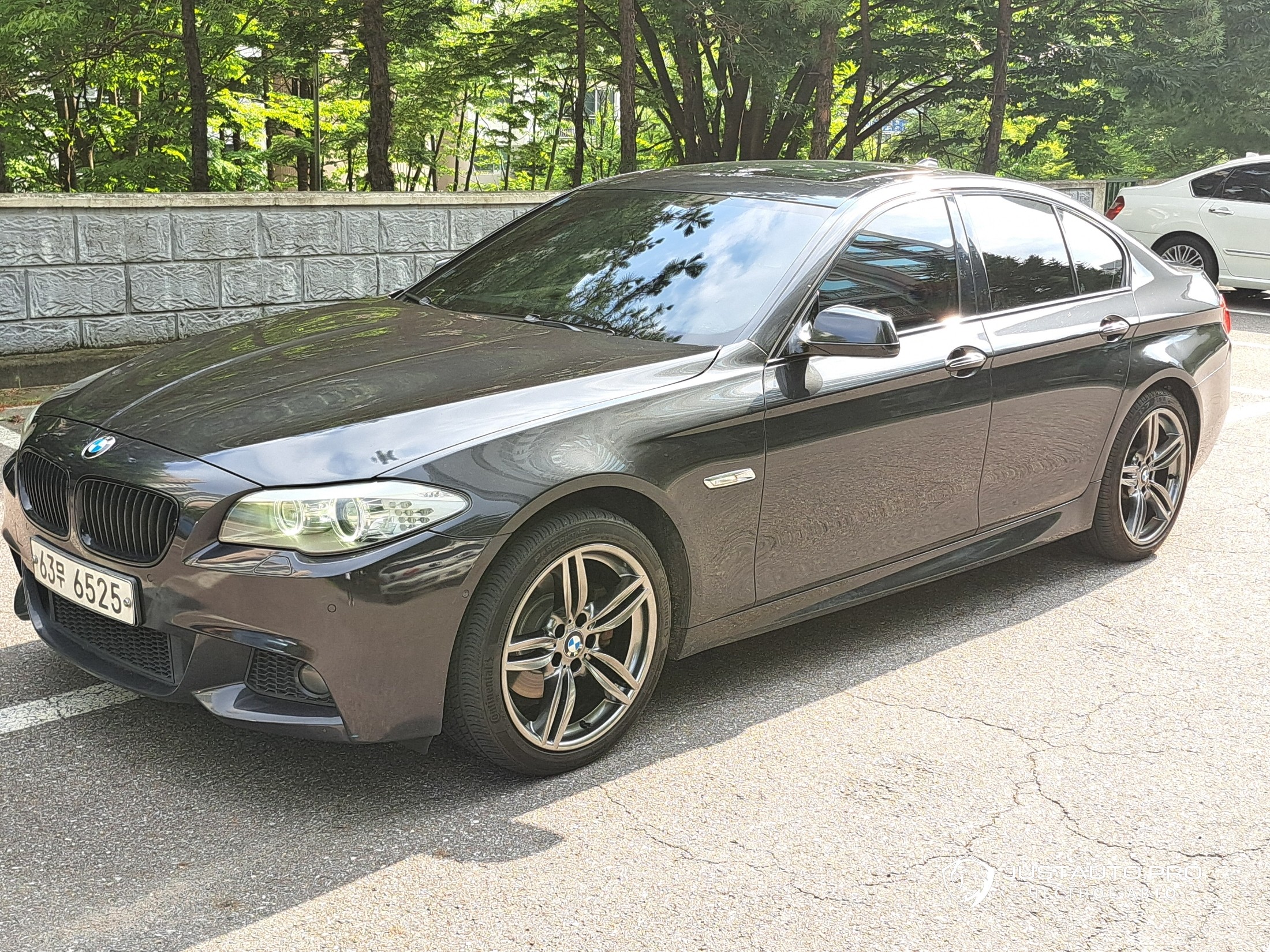 Автомобиль BMW 5-Series