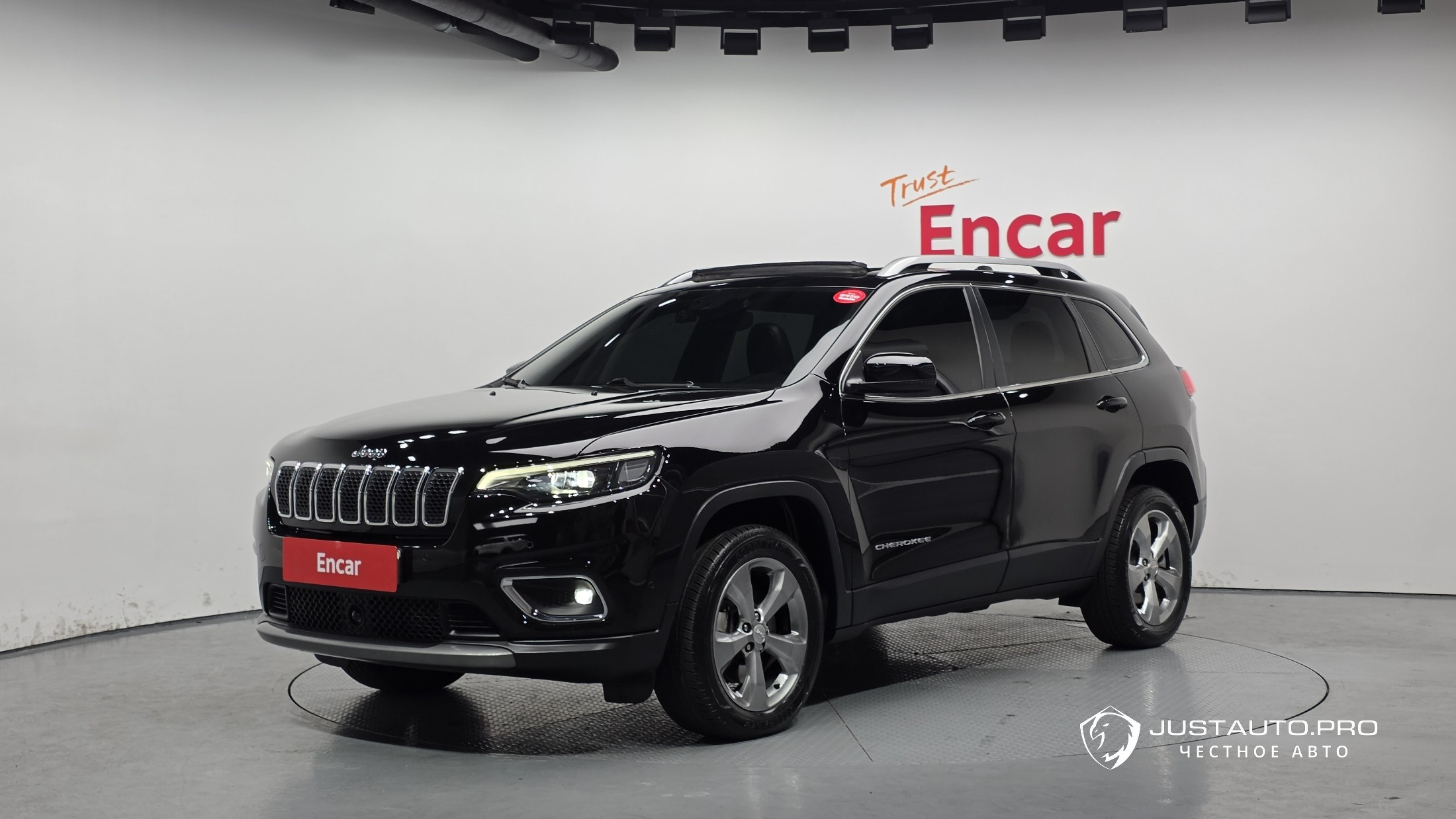 Автомобиль Jeep Cherokee