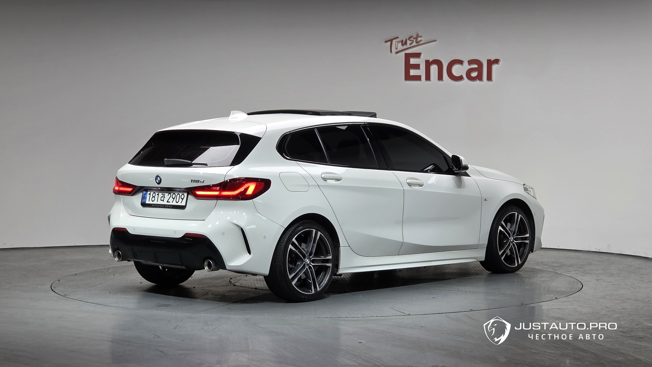 Автомобиль BMW 1-Series