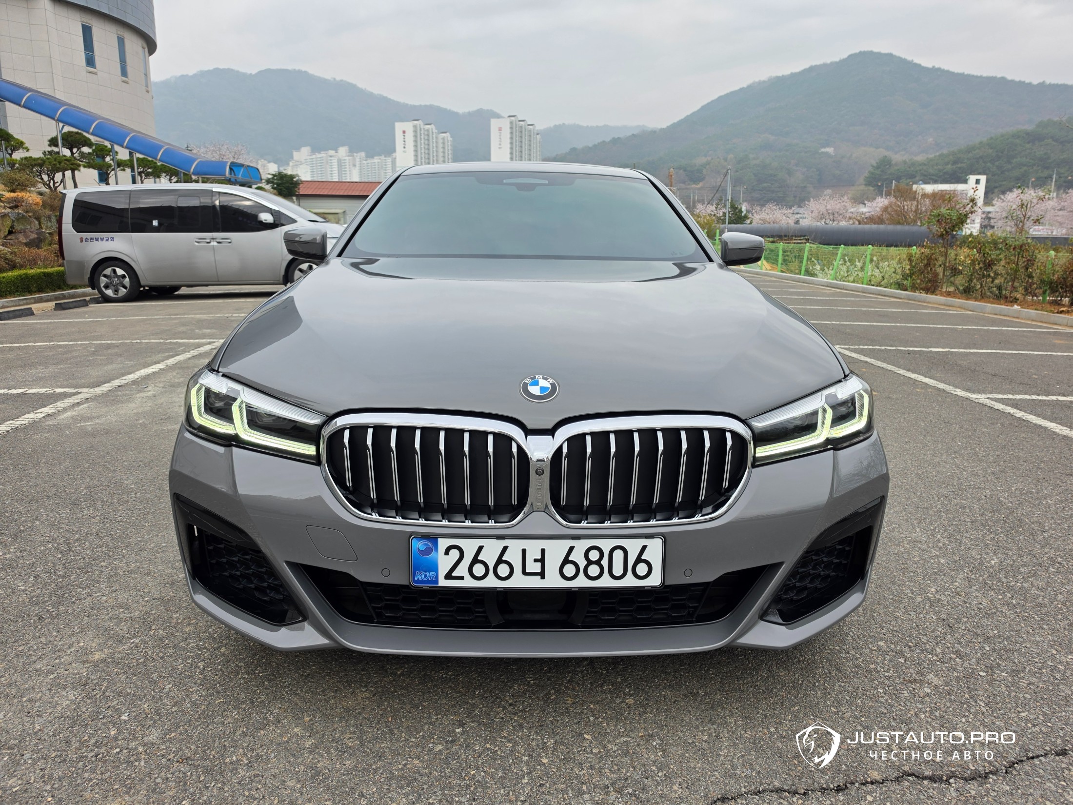 Автомобиль BMW 5-Series