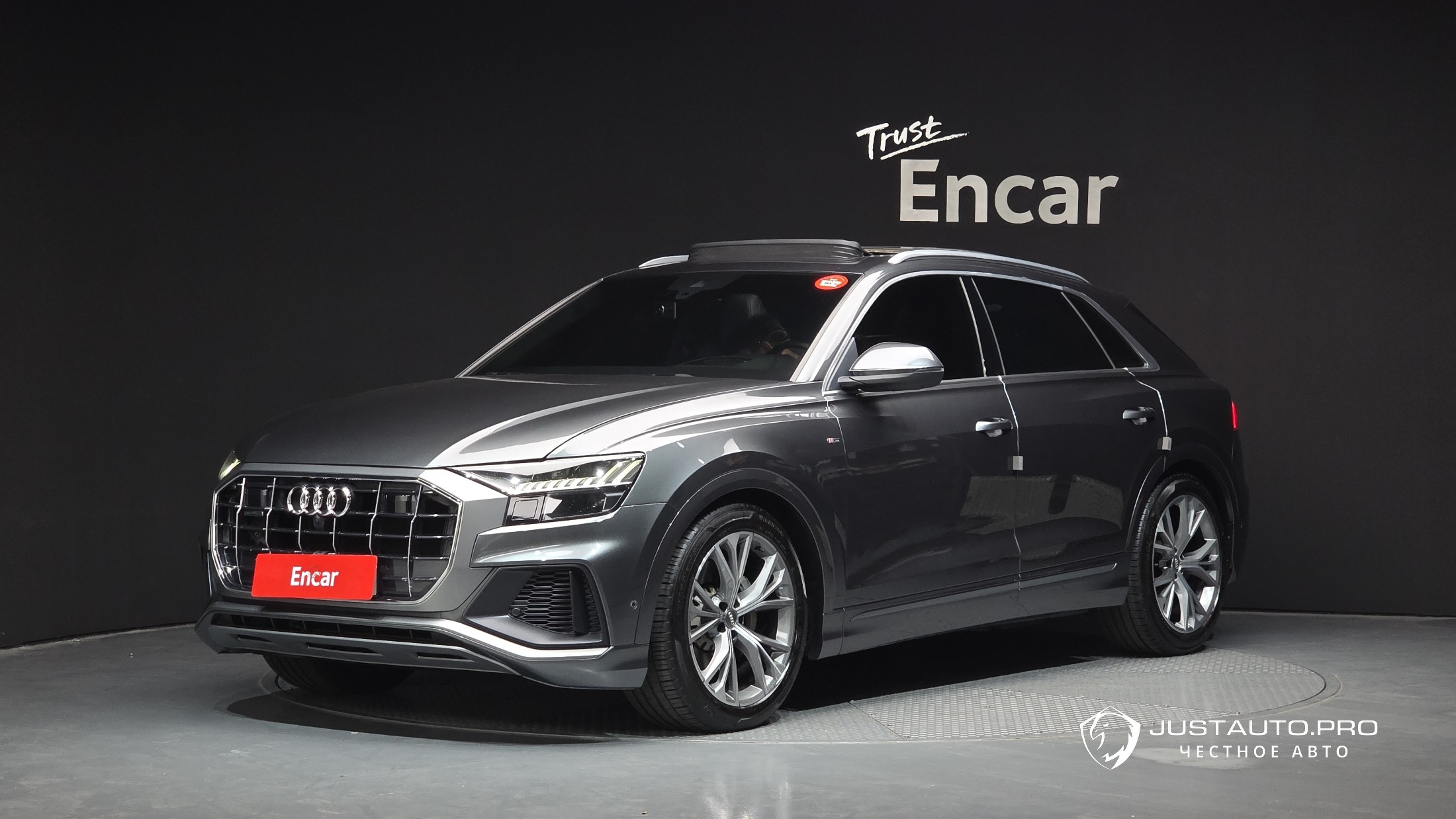 Автомобиль Audi Q8