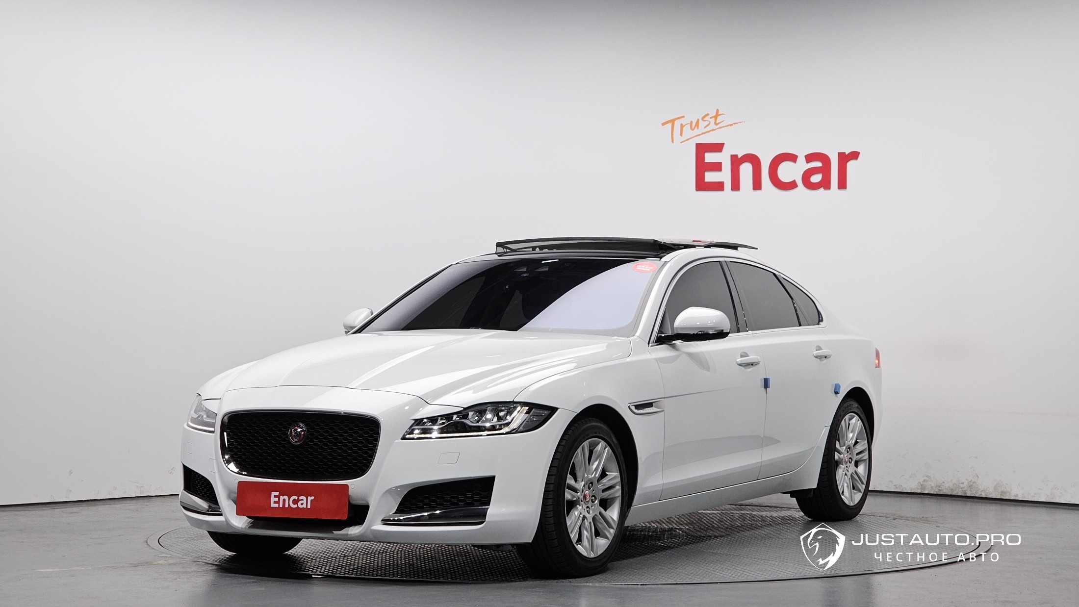 Автомобиль Jaguar XF