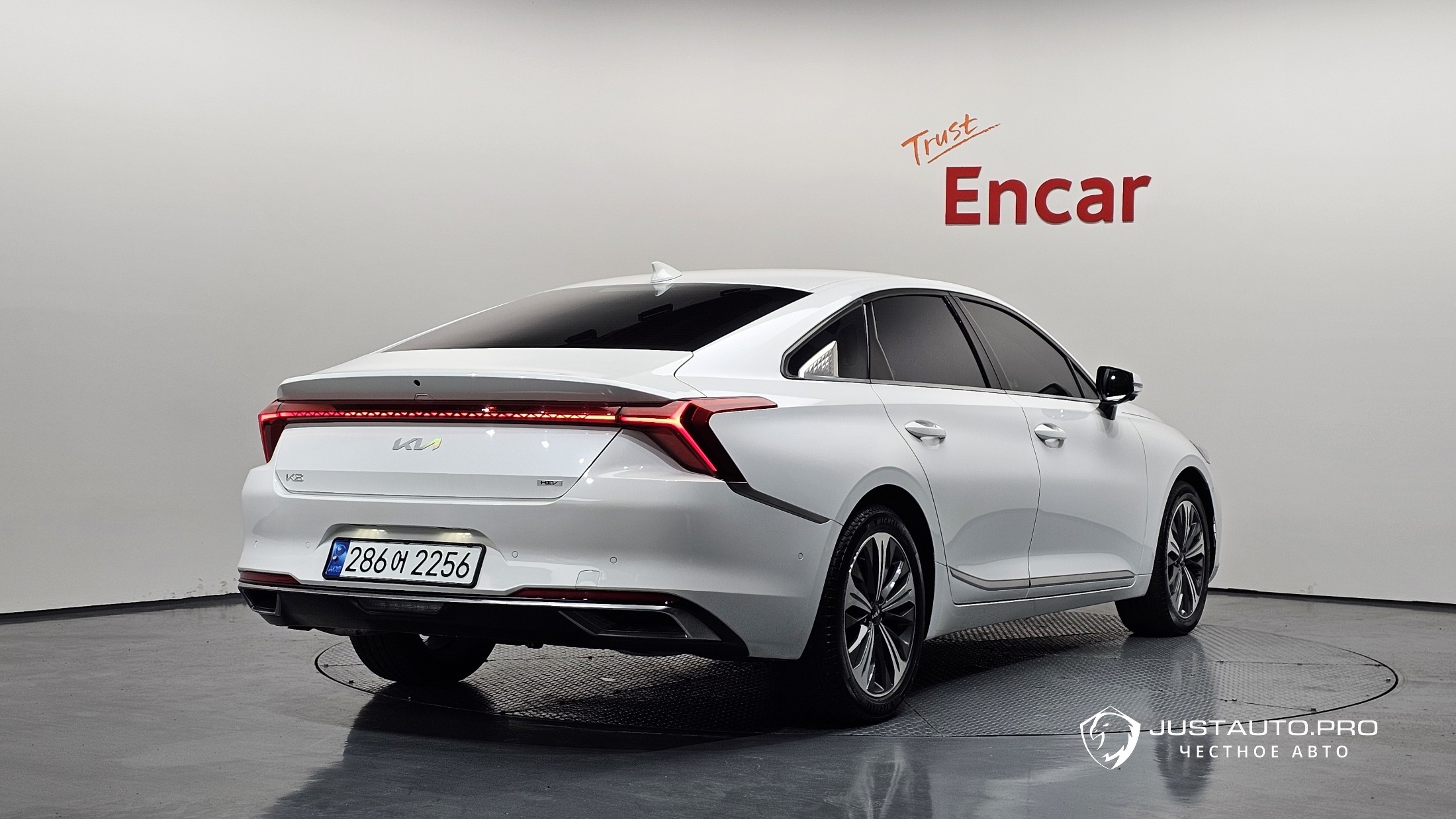 Автомобиль Kia K8