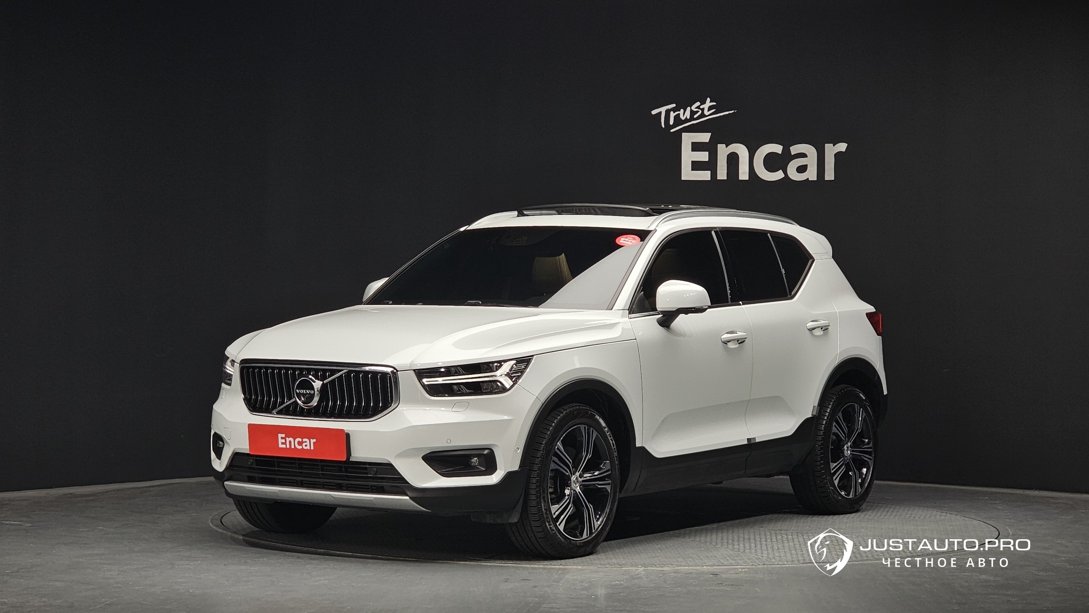 Автомобиль Volvo XC40