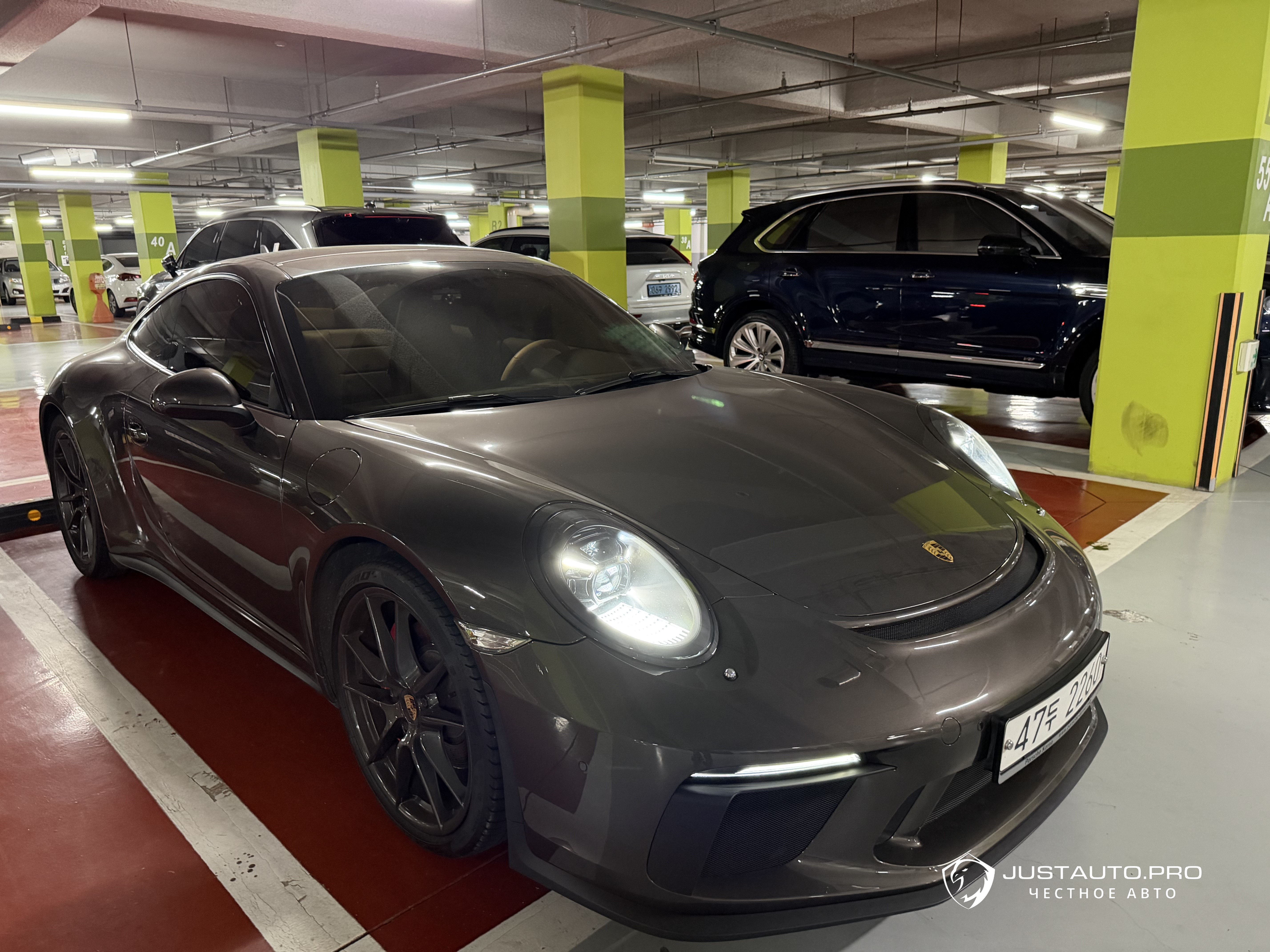 Автомобиль Porsche 911