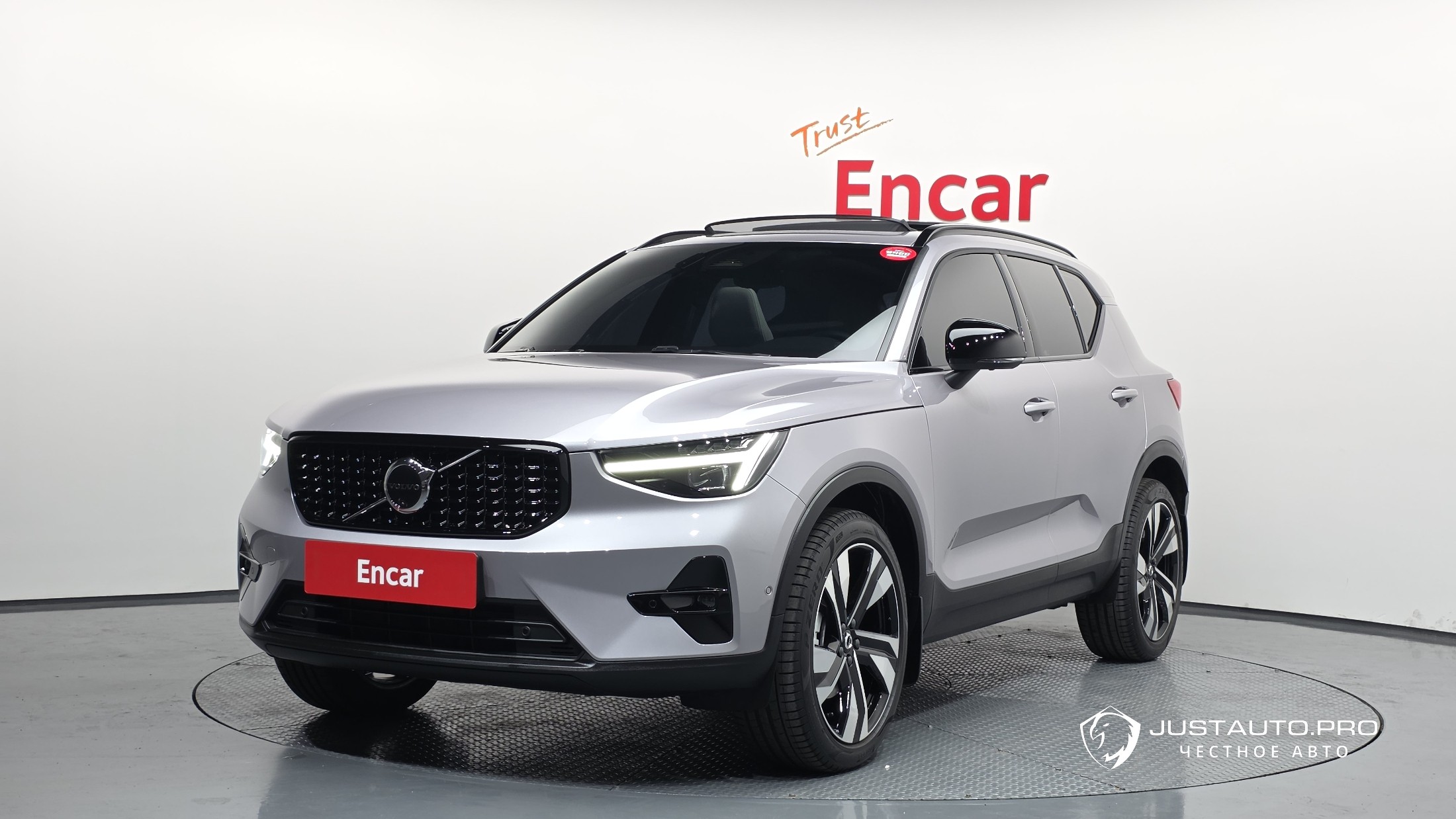 Автомобиль Volvo XC40