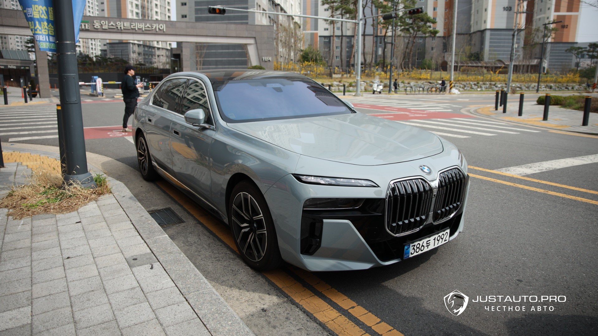 Автомобиль BMW 7-Series
