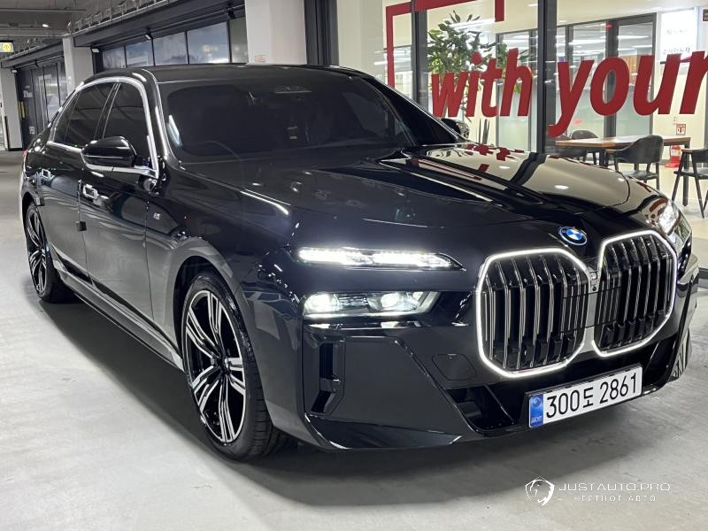 Автомобиль BMW 7-Series