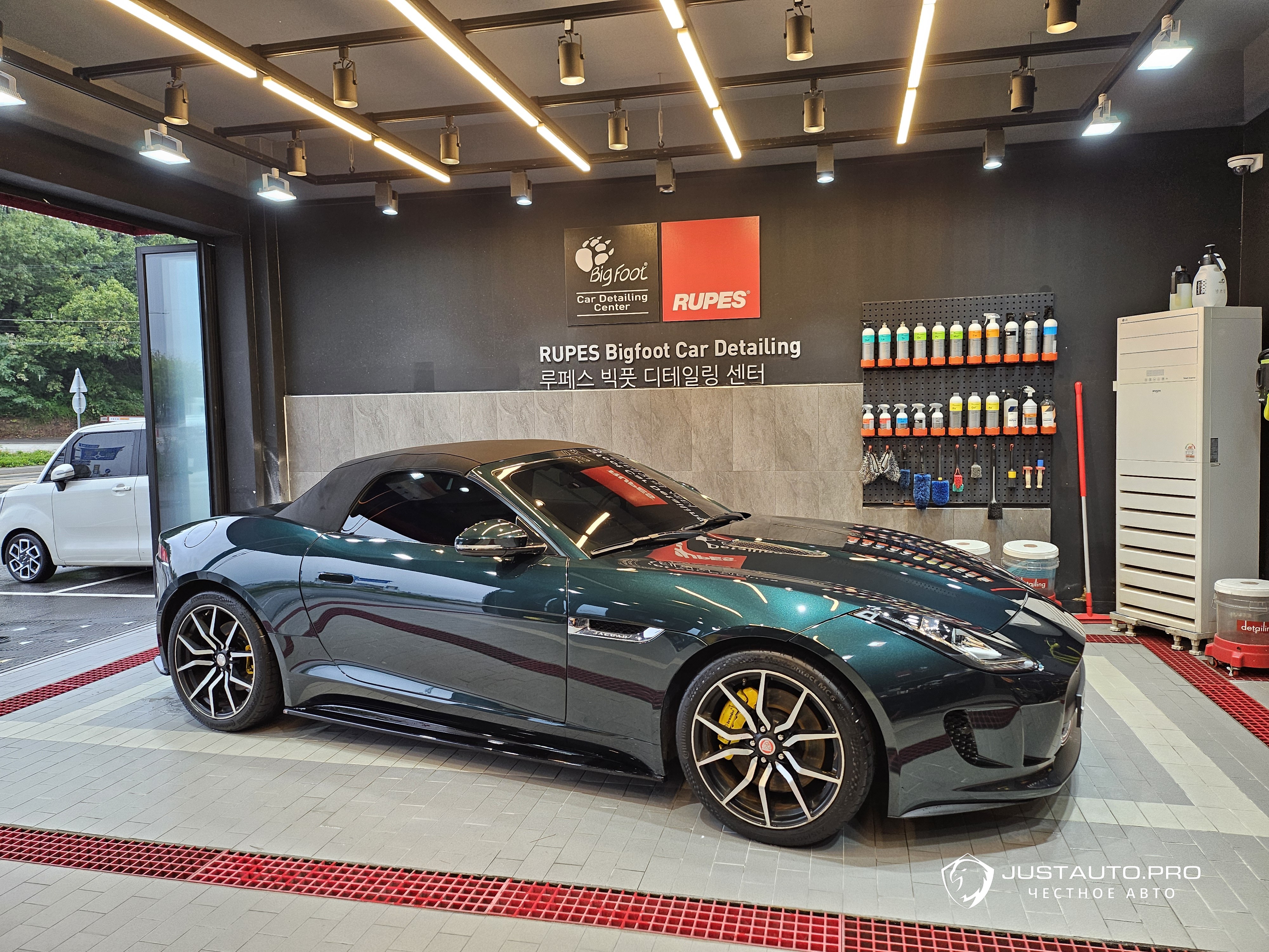 Автомобиль Jaguar F-TYPE