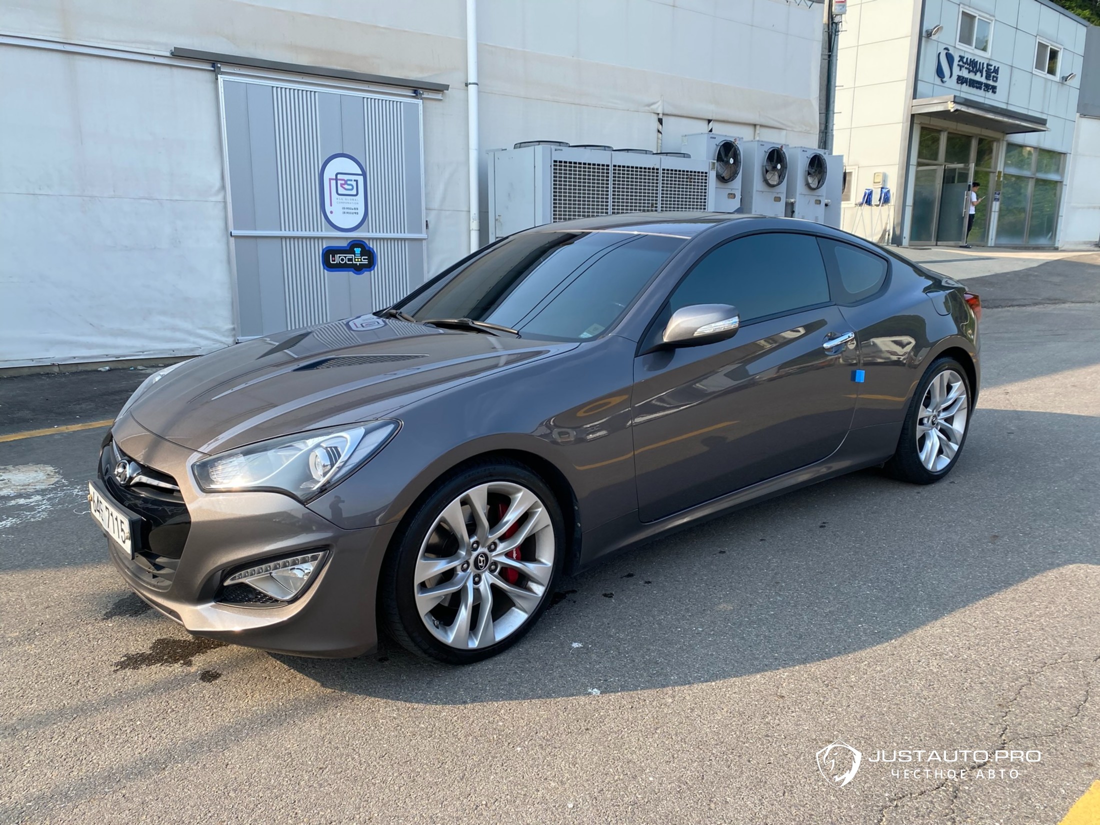 Автомобиль Hyundai Genesis