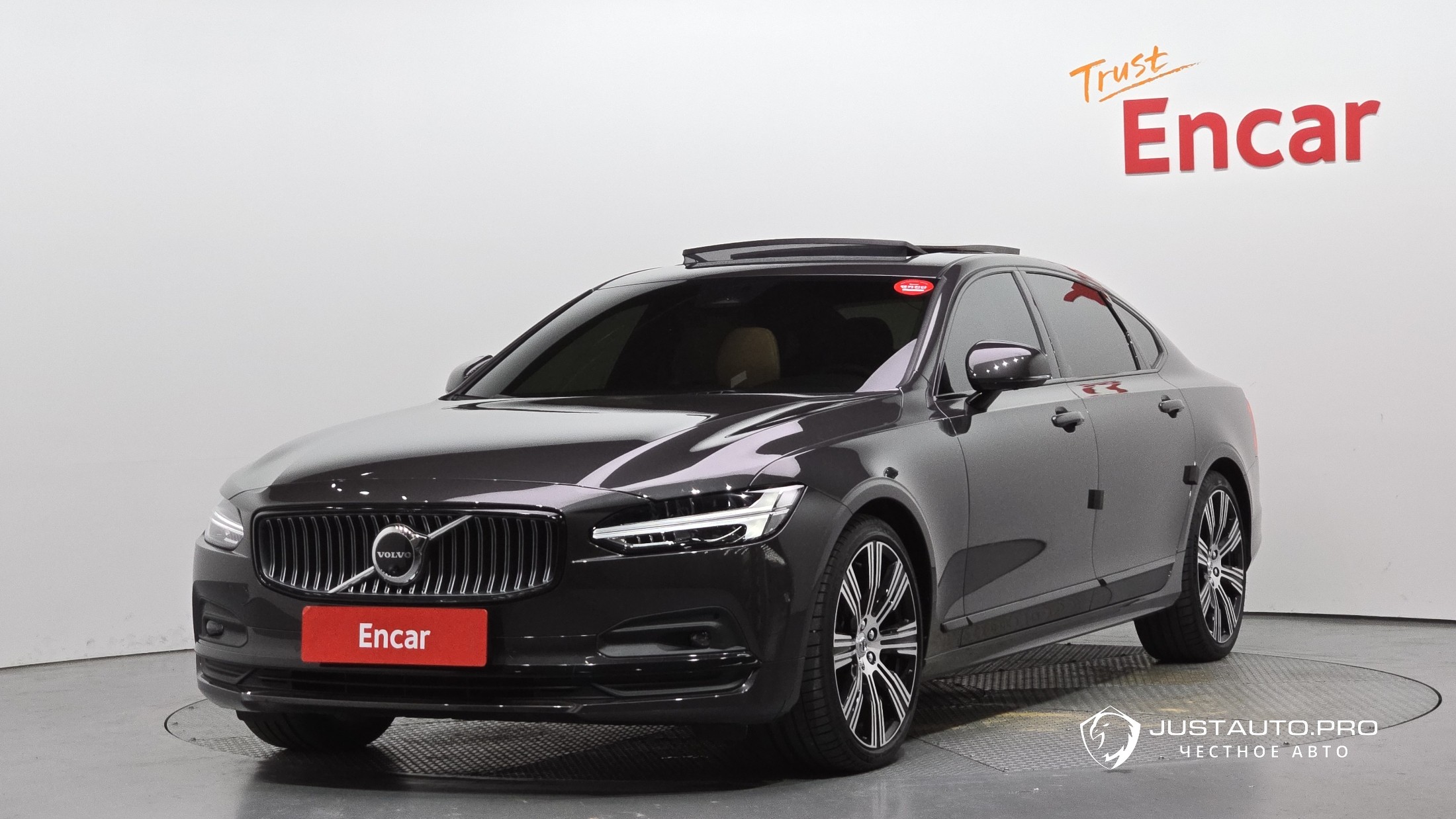 Автомобиль Volvo S90