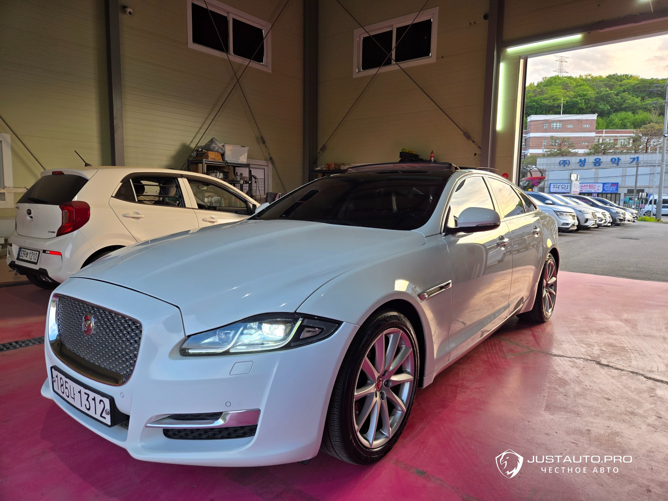Автомобиль Jaguar XJ