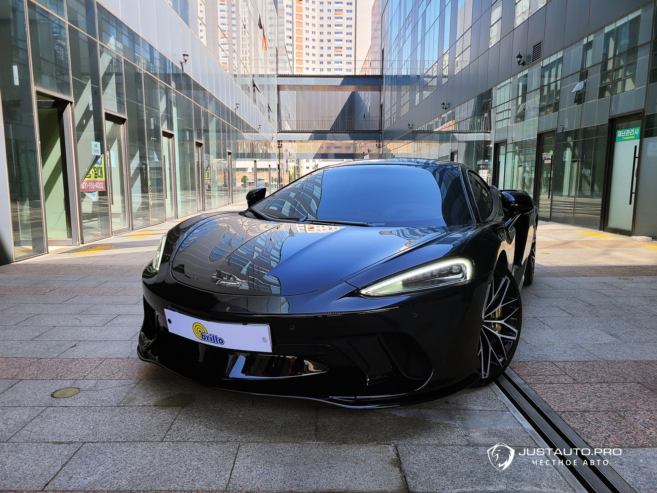Автомобиль Mclaren GT
