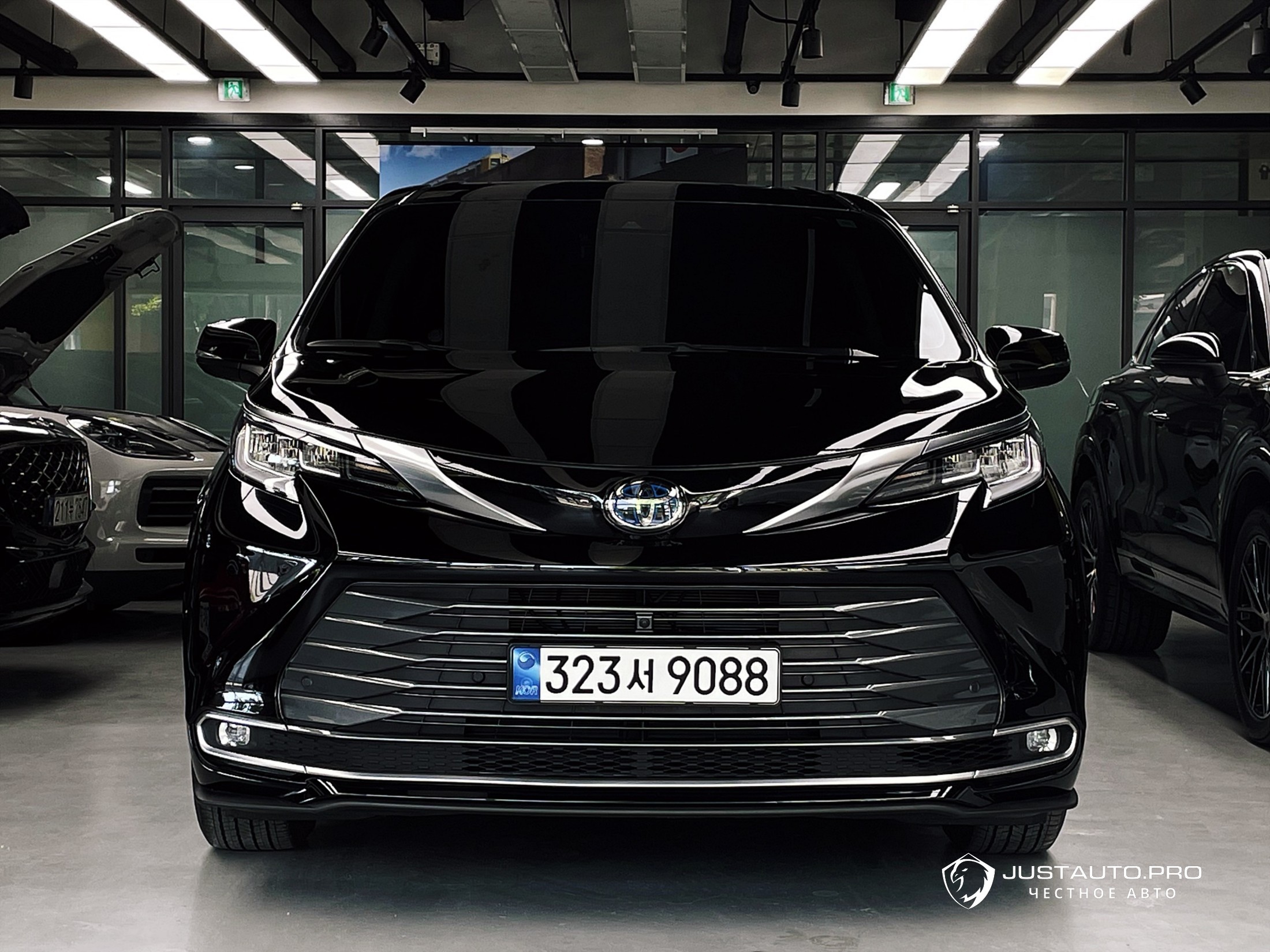 Автомобиль Toyota Sienna