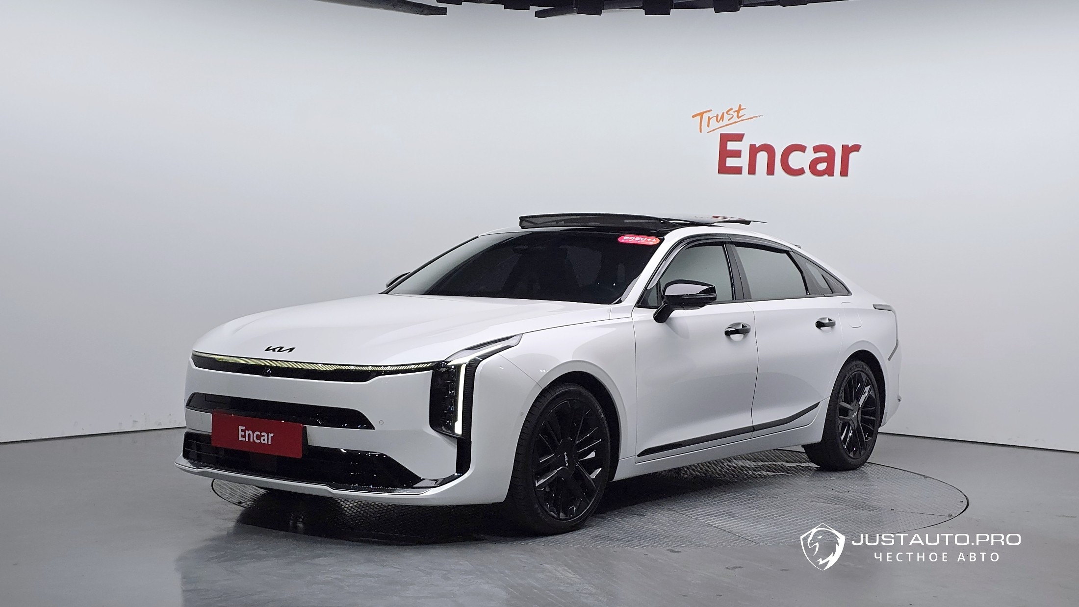 Автомобиль Kia K8