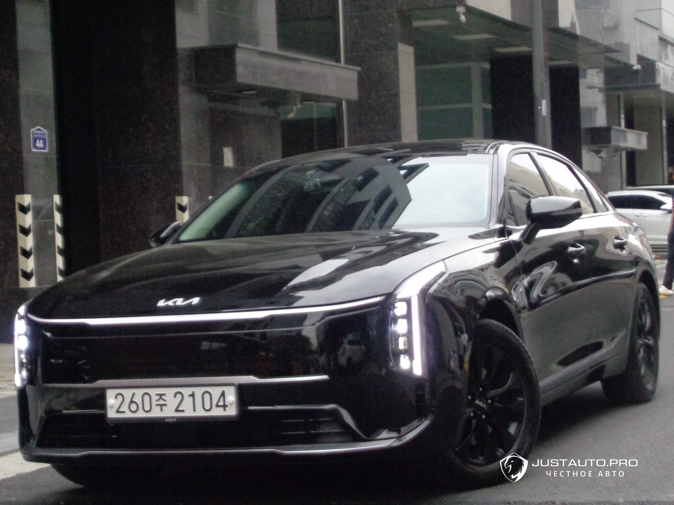 Автомобиль Kia K8