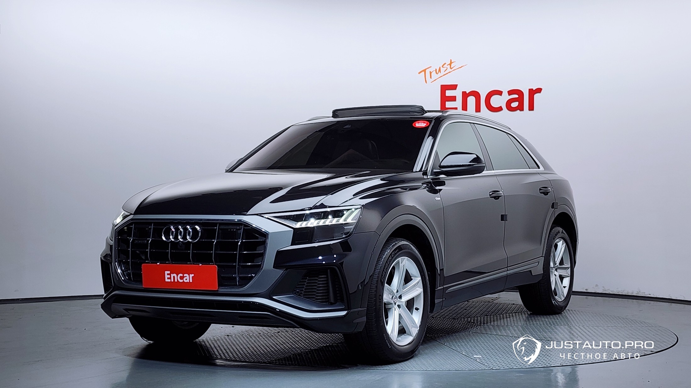 Автомобиль Audi Q8