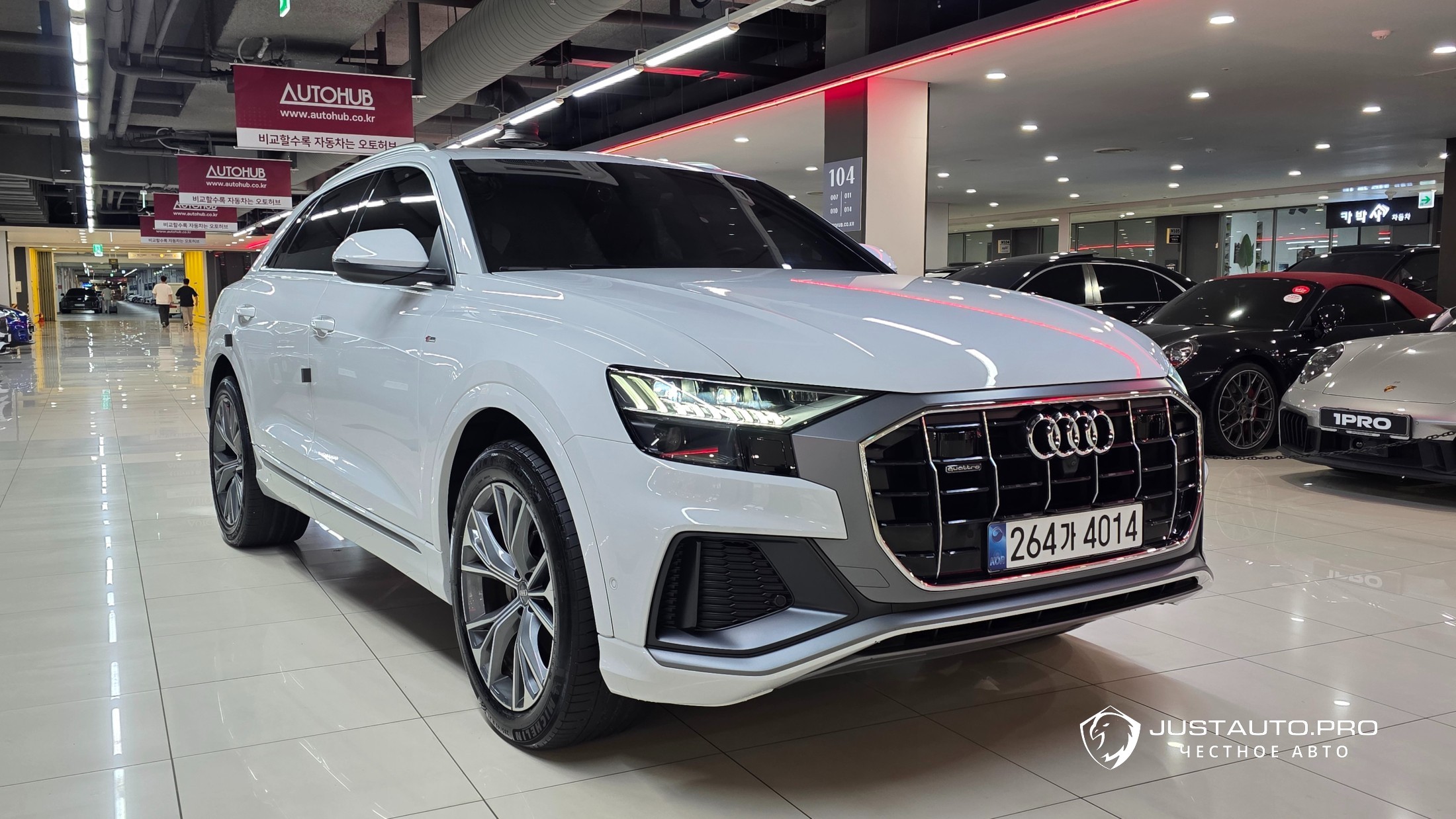 Автомобиль Audi Q8