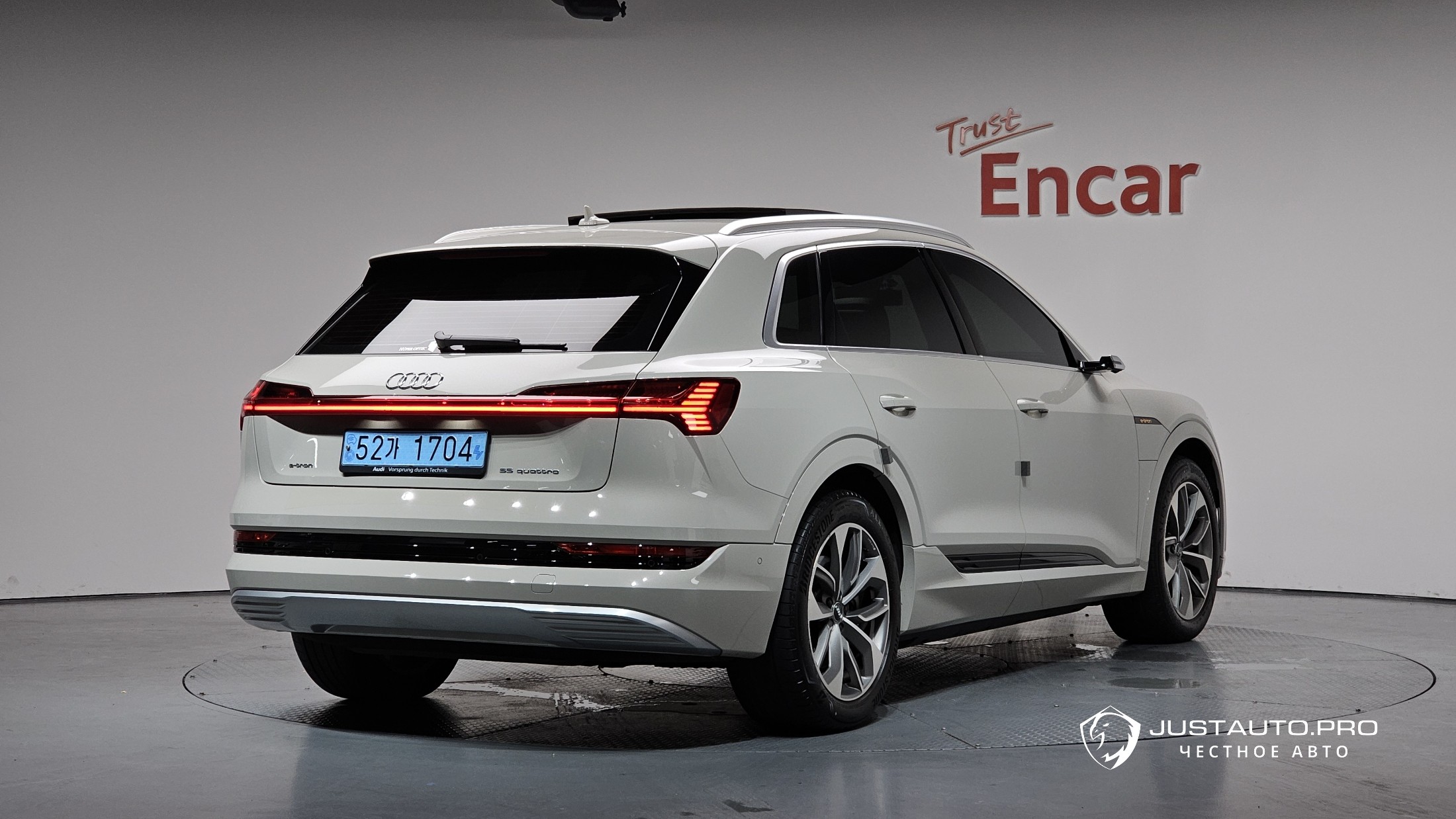 Автомобиль Audi e-tron
