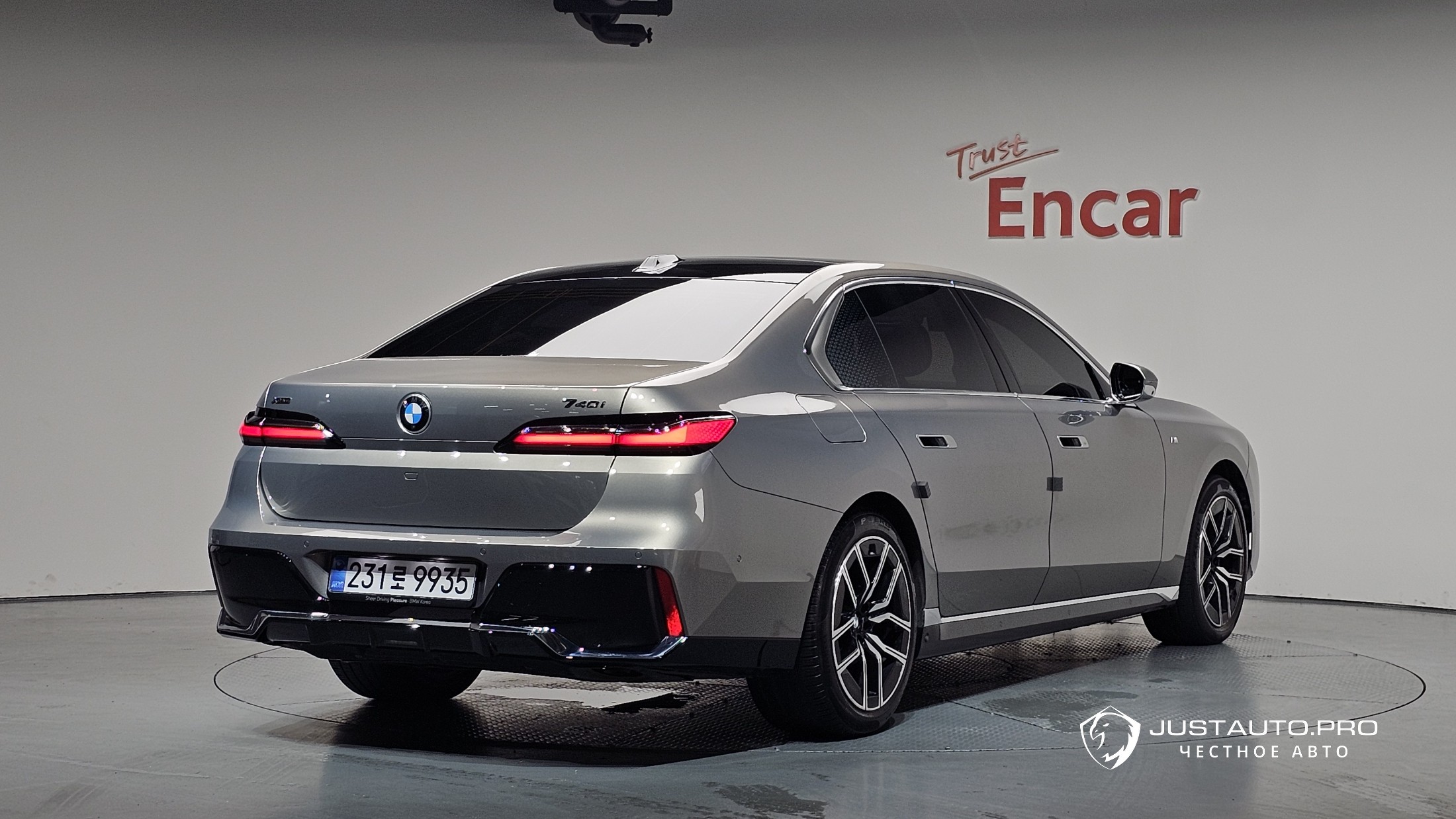 Автомобиль BMW 7-Series