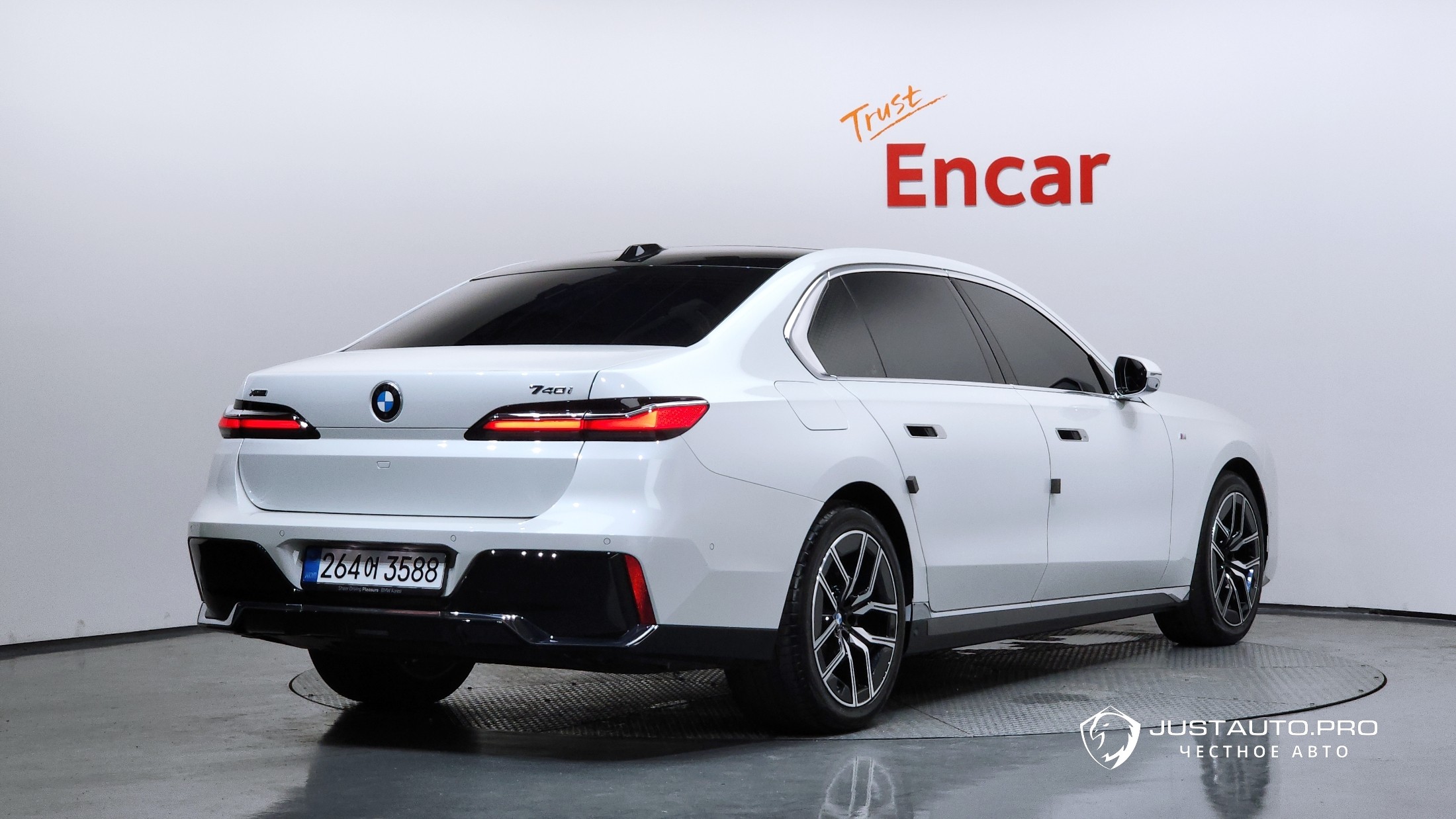 Автомобиль BMW 7-Series
