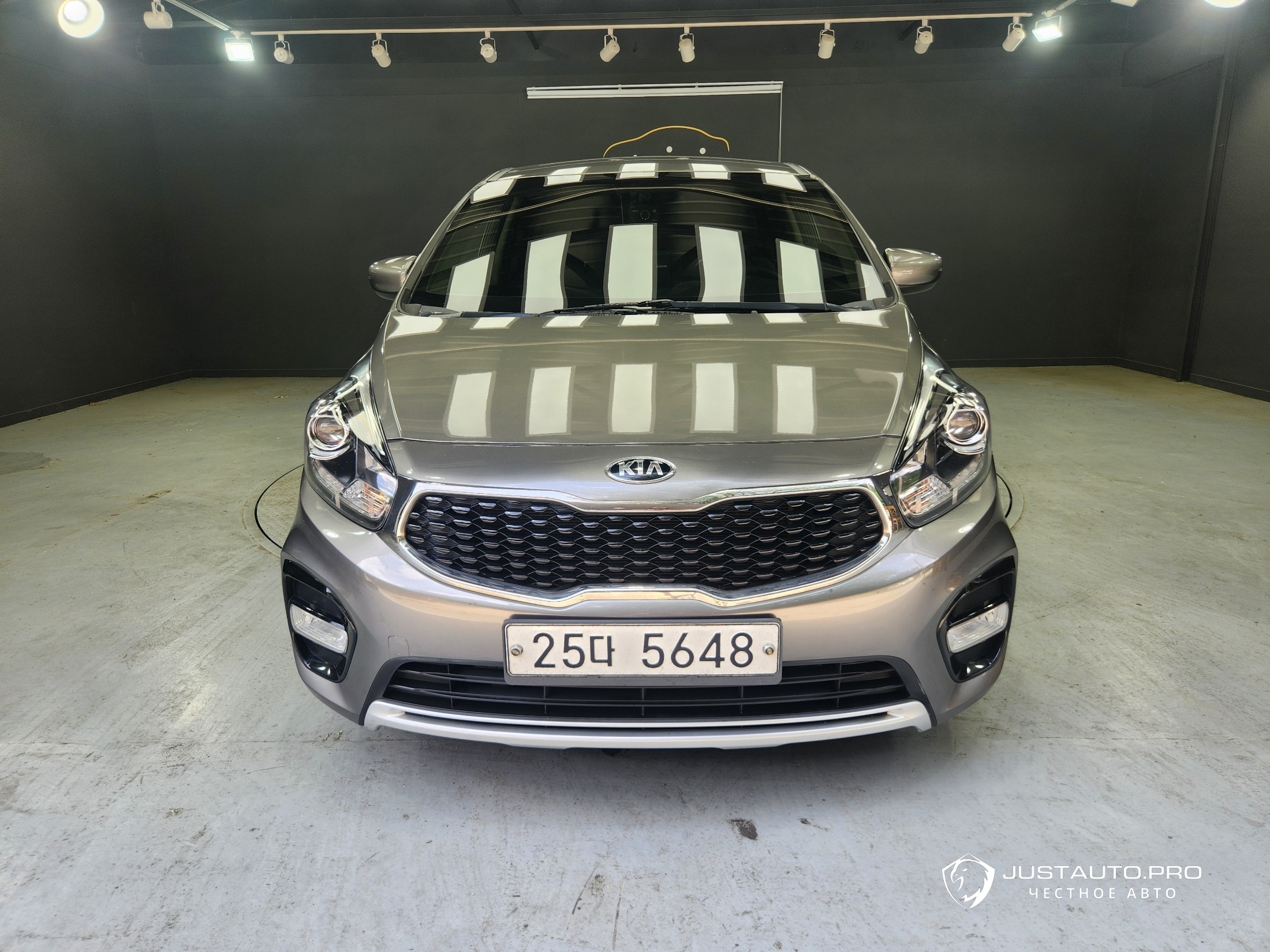 Автомобиль Kia Carens