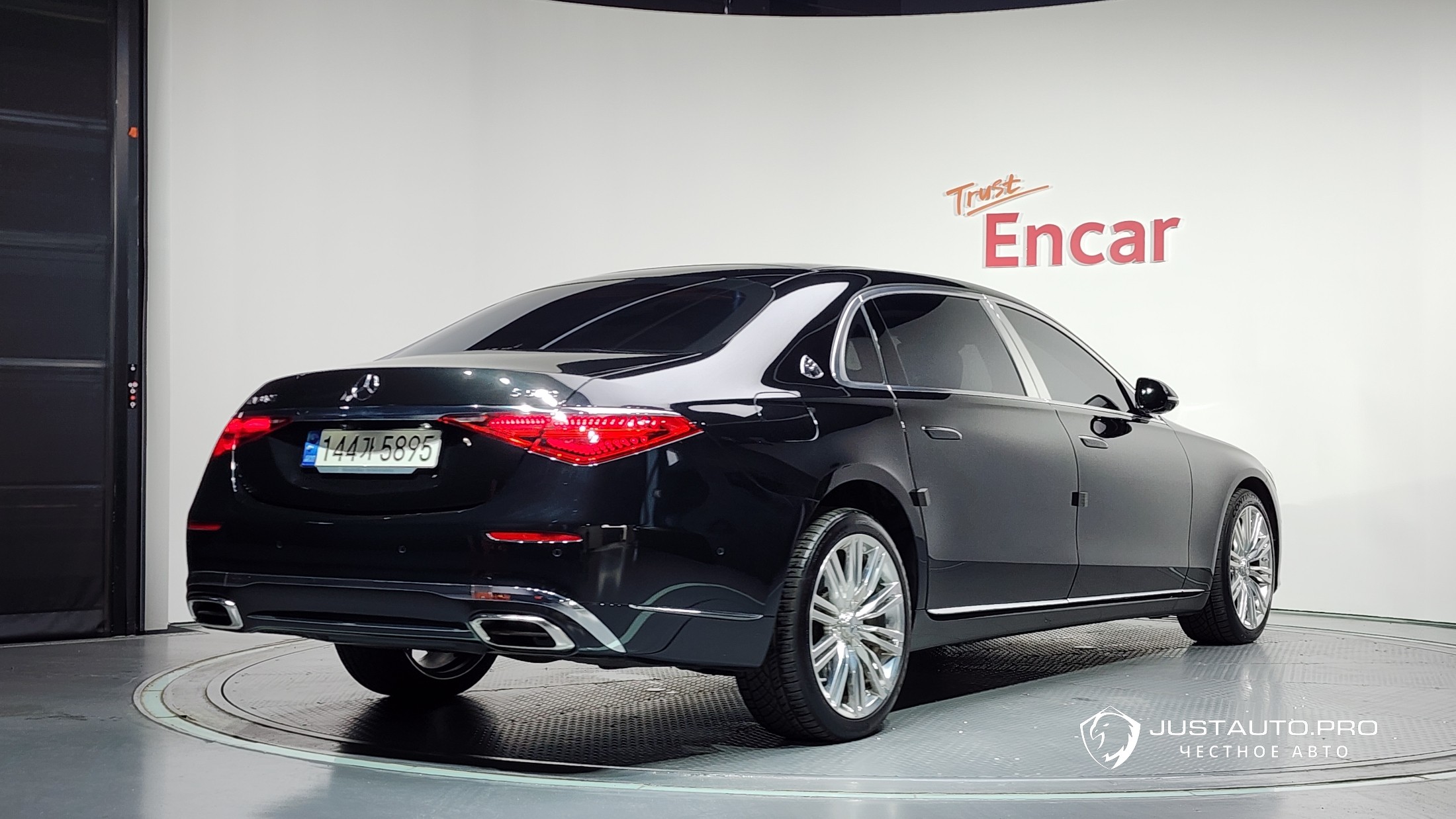 Автомобиль Mercedes-Benz S-Class