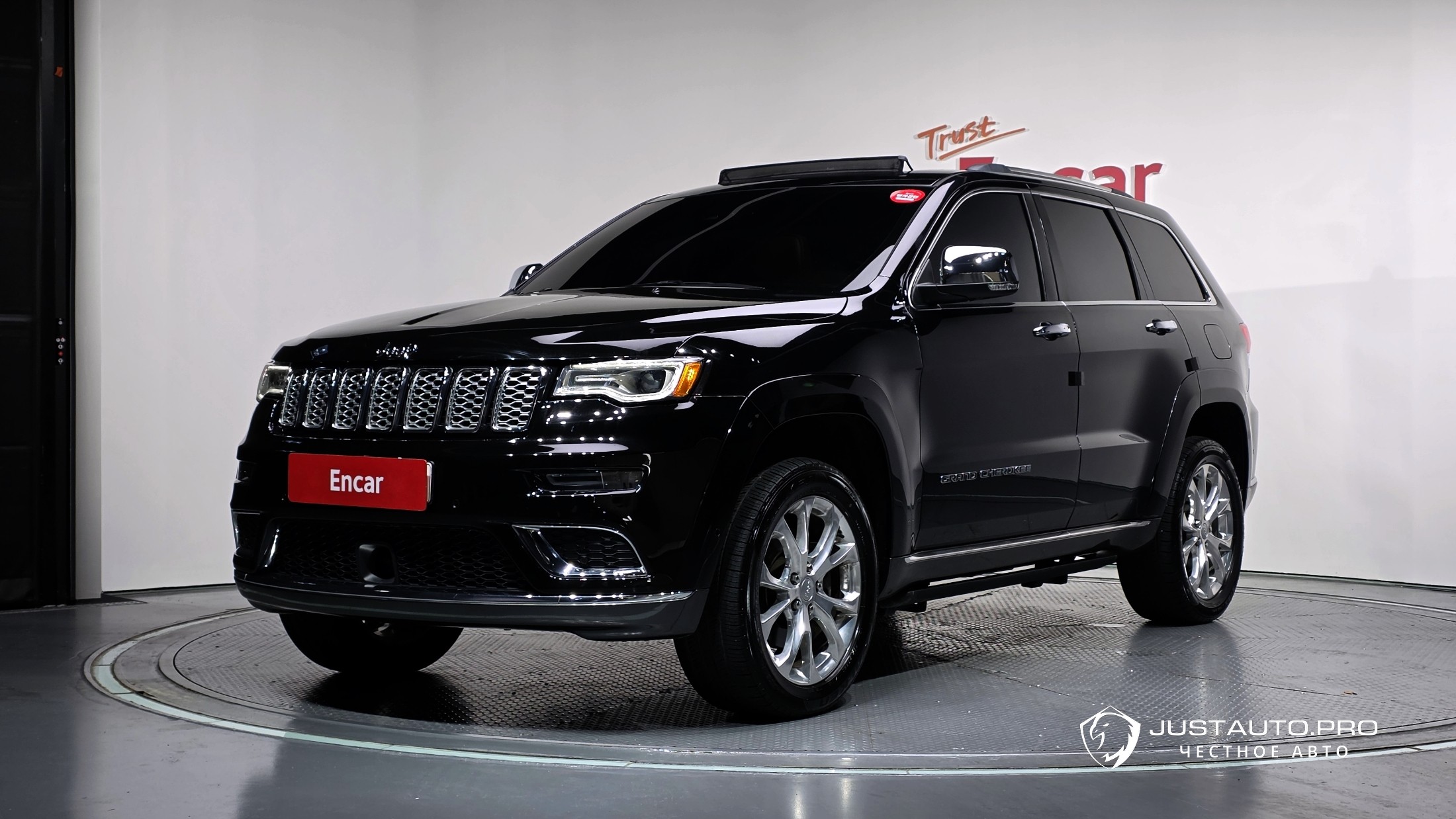 Автомобиль Jeep Cherokee
