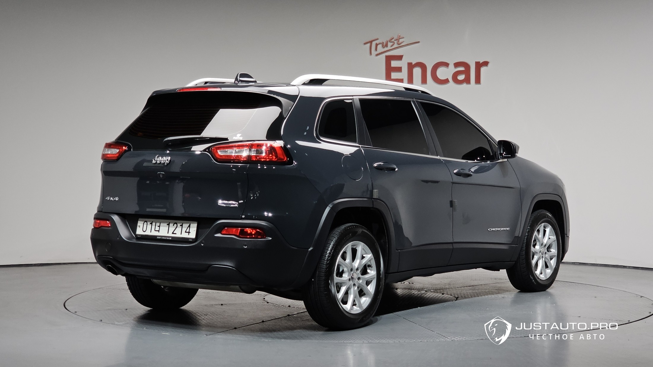 Автомобиль Jeep Cherokee