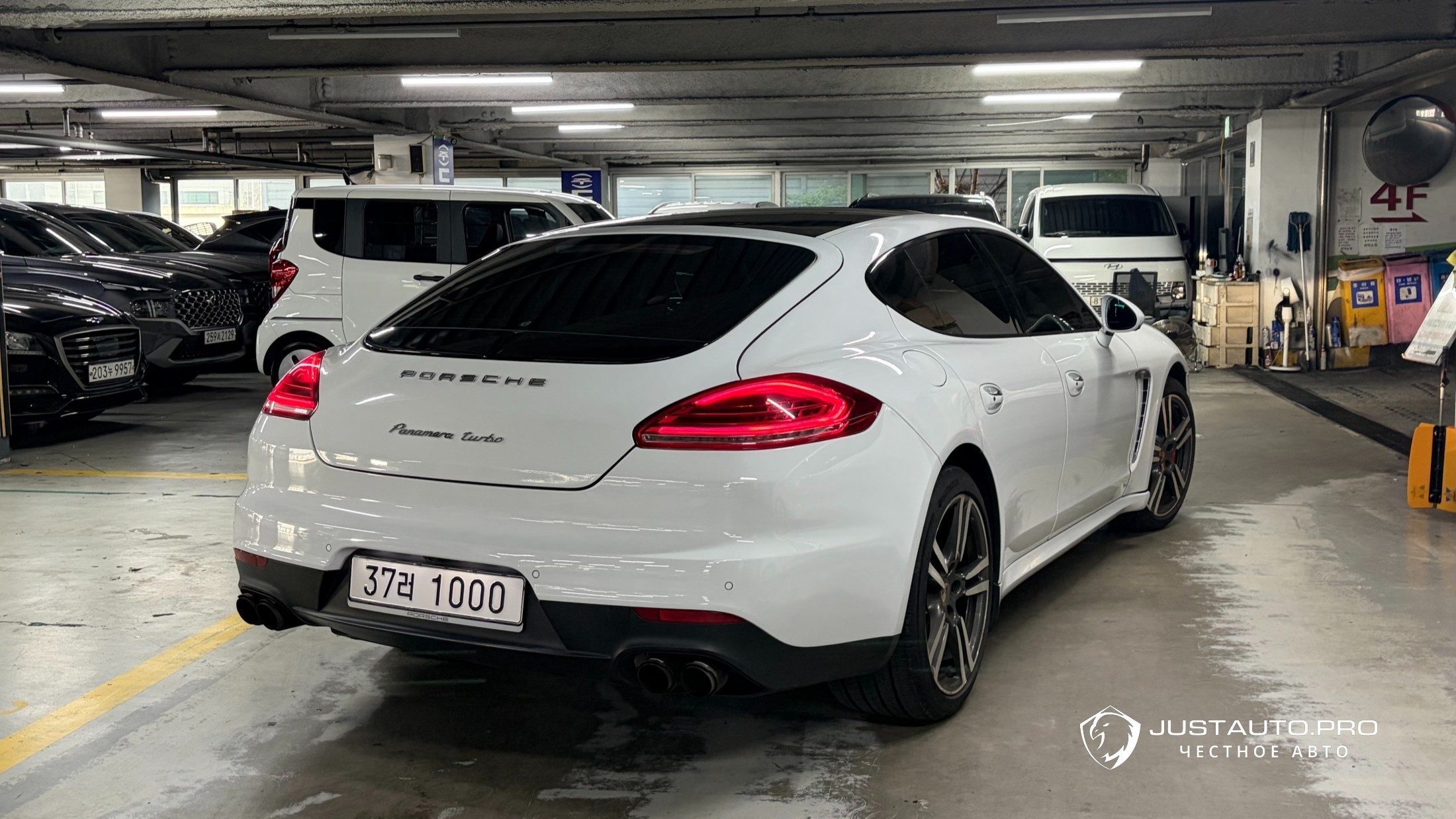 Автомобиль Porsche Panamera