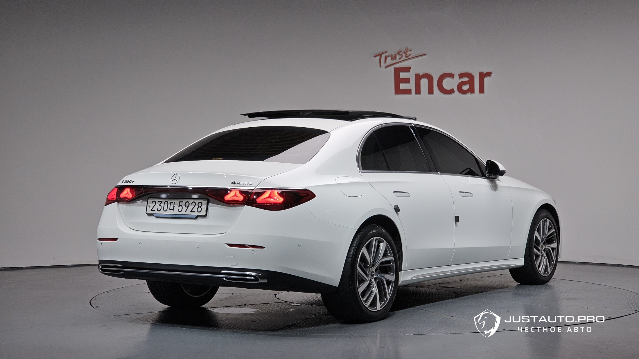 Автомобиль Mercedes-Benz E-Class