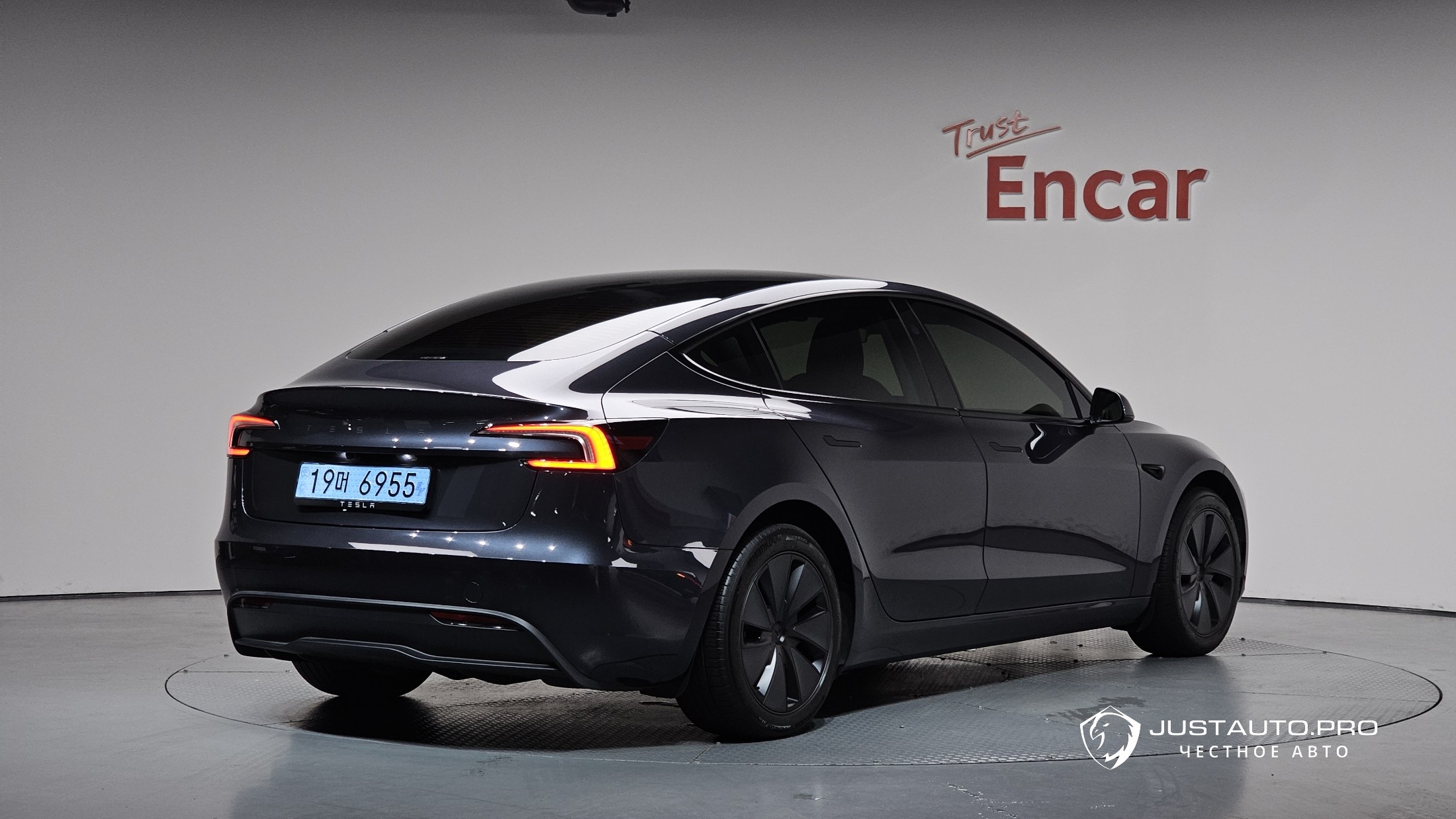 Автомобиль Tesla Model 3