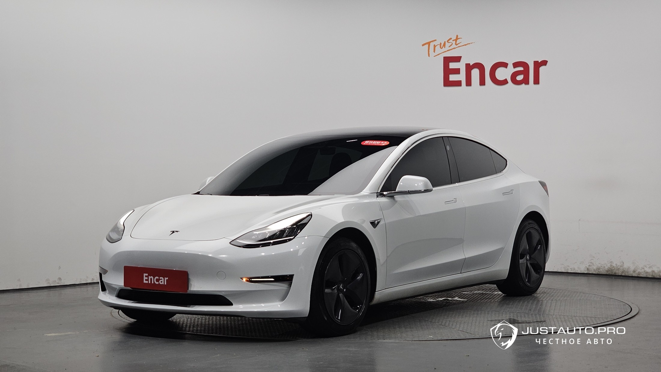 Автомобиль Tesla Model 3