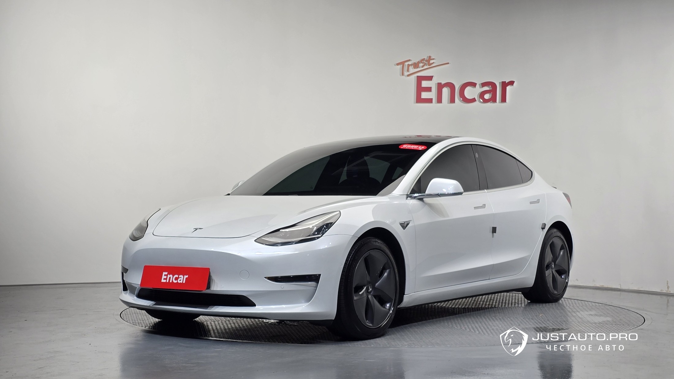 Автомобиль Tesla Model 3