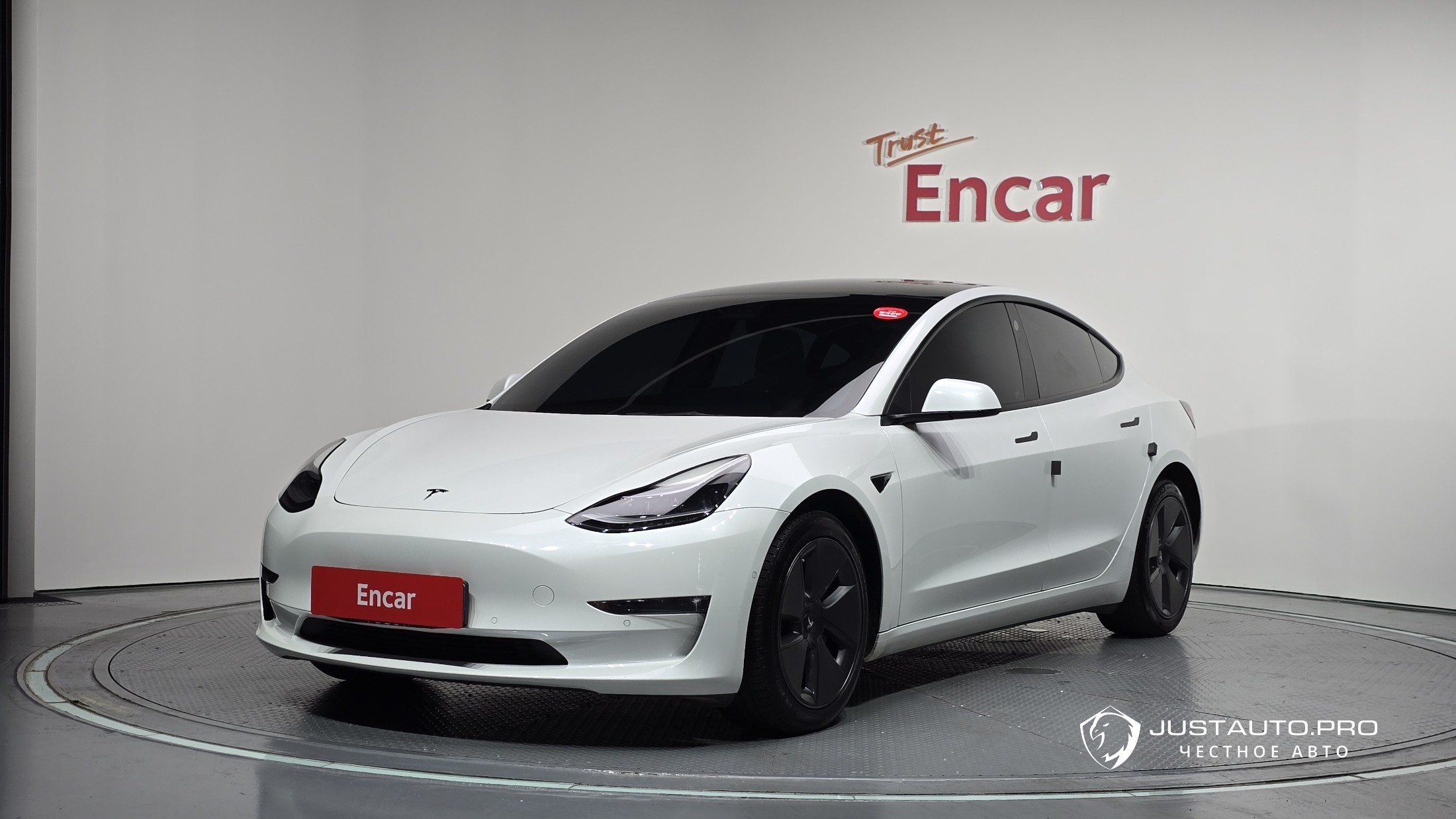 Автомобиль Tesla Model 3
